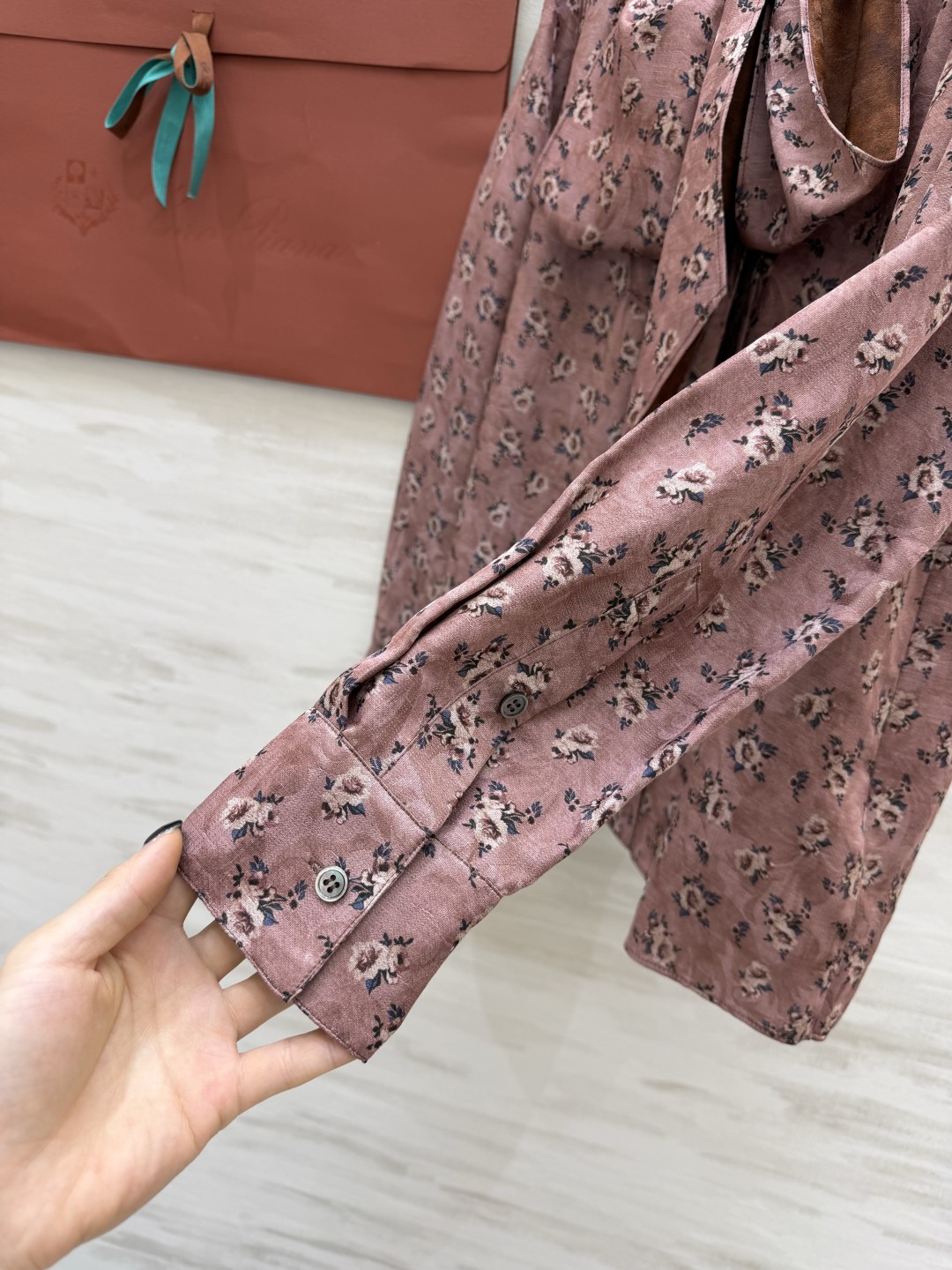 #Loro Pian♡²⁶ 烟粉碎花衬衫 氛围感烟粉底色 细碎小碎花 自带柔焦滤镜 领口飘带设计太绝了 