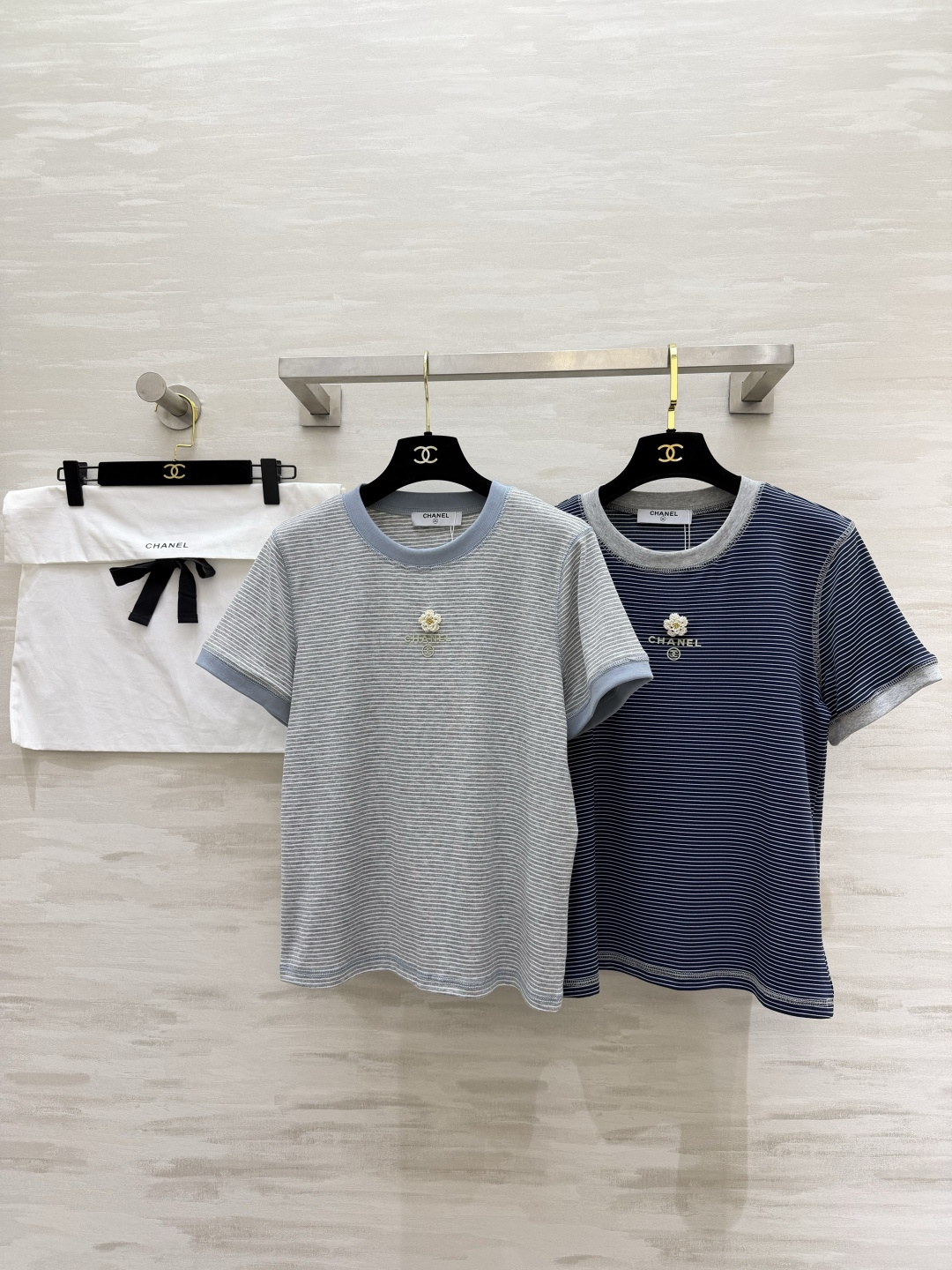 #Chane♡²⁶ss山茶花条纹T恤 衣柜里的百搭神款✨经典细条纹撞色包边 简约又高级 胸口立体山茶花 