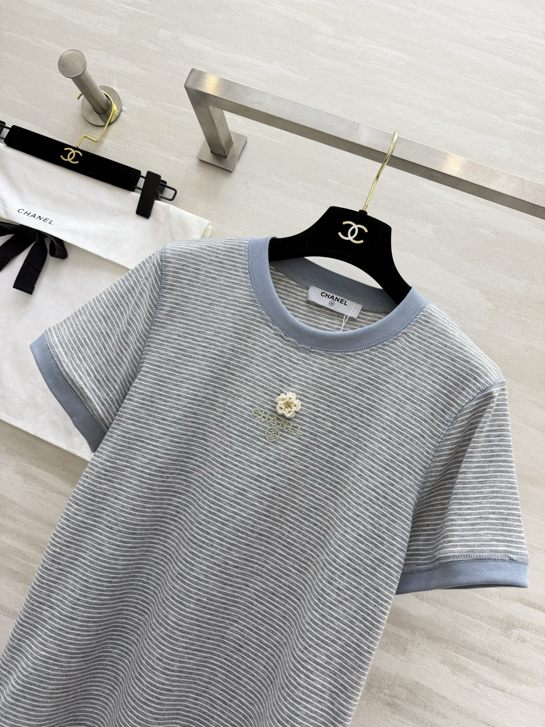 #Chane♡²⁶ss山茶花条纹T恤 衣柜里的百搭神款✨经典细条纹撞色包边 简约又高级 胸口立体山茶花 