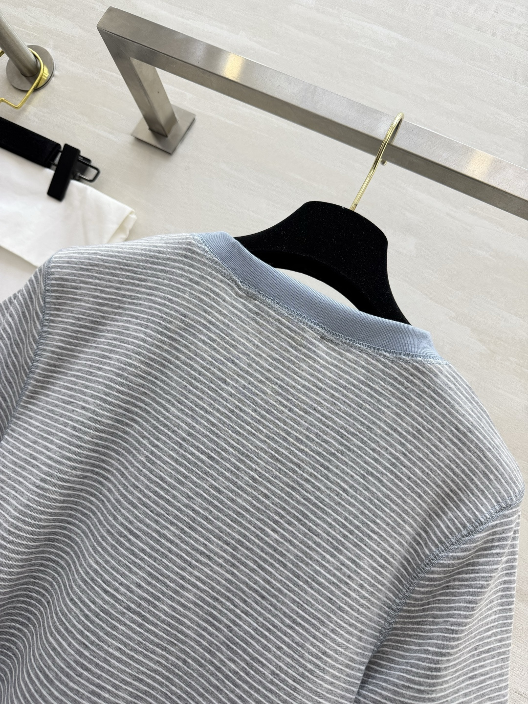 #Chane♡²⁶ss山茶花条纹T恤 衣柜里的百搭神款✨经典细条纹撞色包边 简约又高级 胸口立体山茶花 