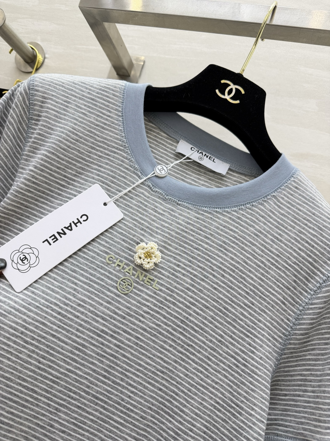 #Chane♡²⁶ss山茶花条纹T恤 衣柜里的百搭神款✨经典细条纹撞色包边 简约又高级 胸口立体山茶花 