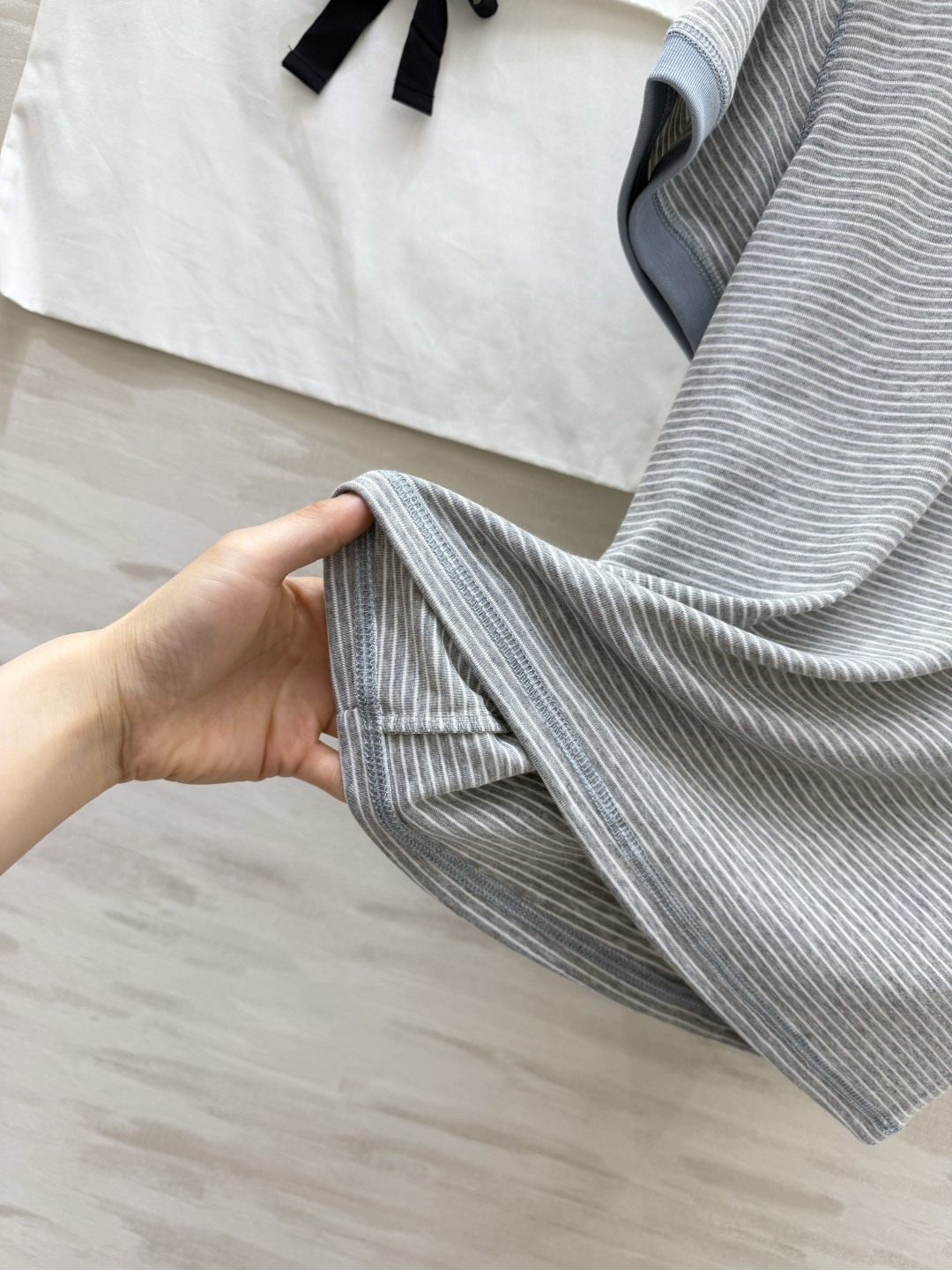 #Chane♡²⁶ss山茶花条纹T恤 衣柜里的百搭神款✨经典细条纹撞色包边 简约又高级 胸口立体山茶花 