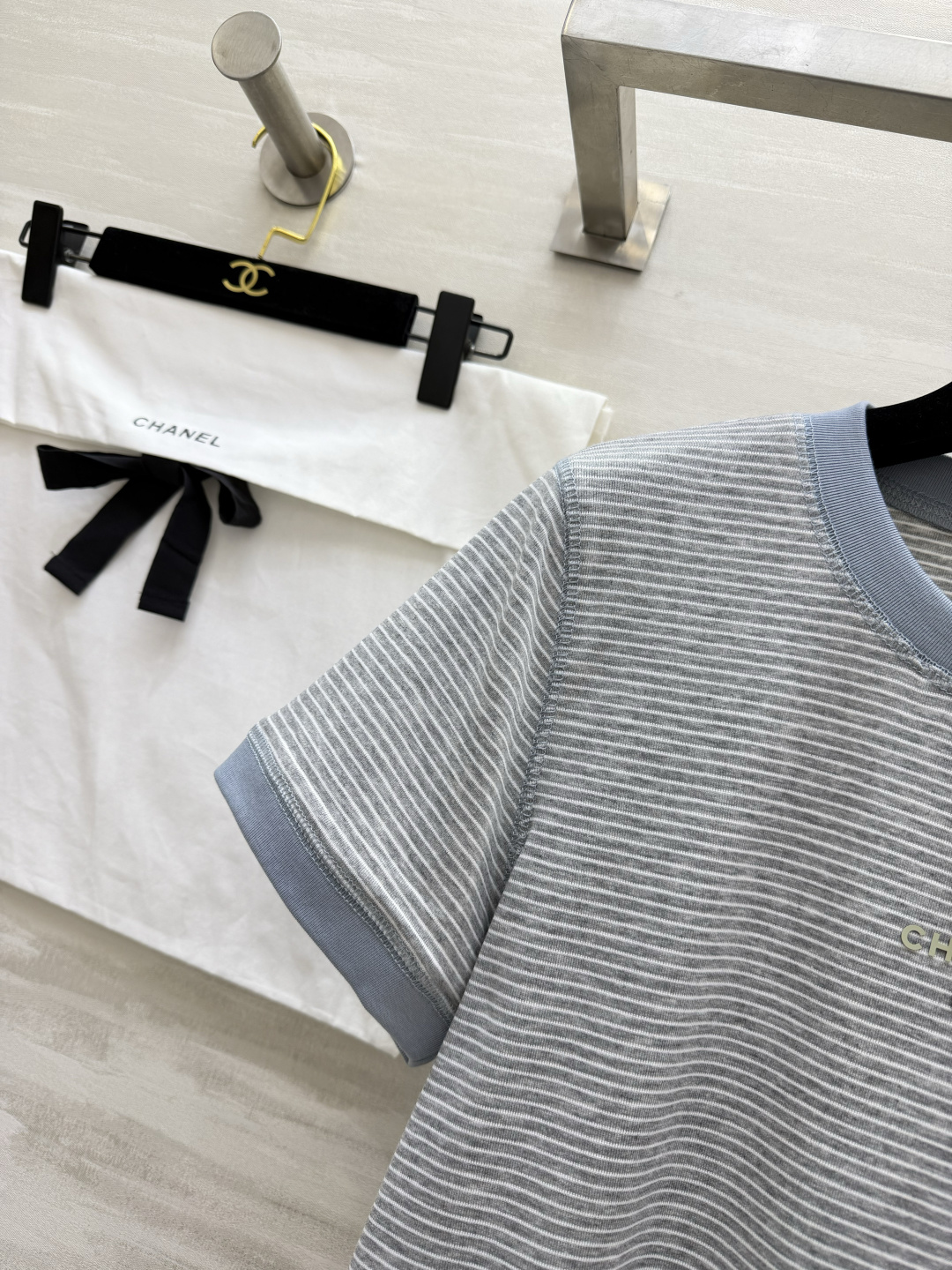 #Chane♡²⁶ss山茶花条纹T恤 衣柜里的百搭神款✨经典细条纹撞色包边 简约又高级 胸口立体山茶花 