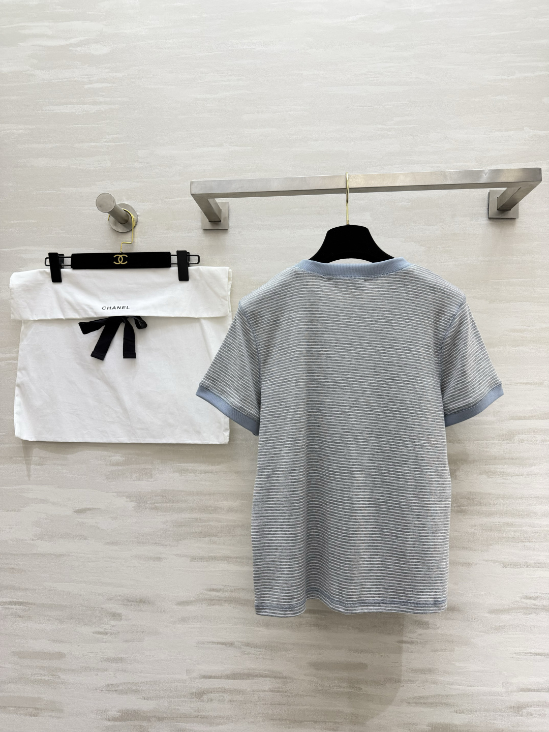 #Chane♡²⁶ss山茶花条纹T恤 衣柜里的百搭神款✨经典细条纹撞色包边 简约又高级 胸口立体山茶花 