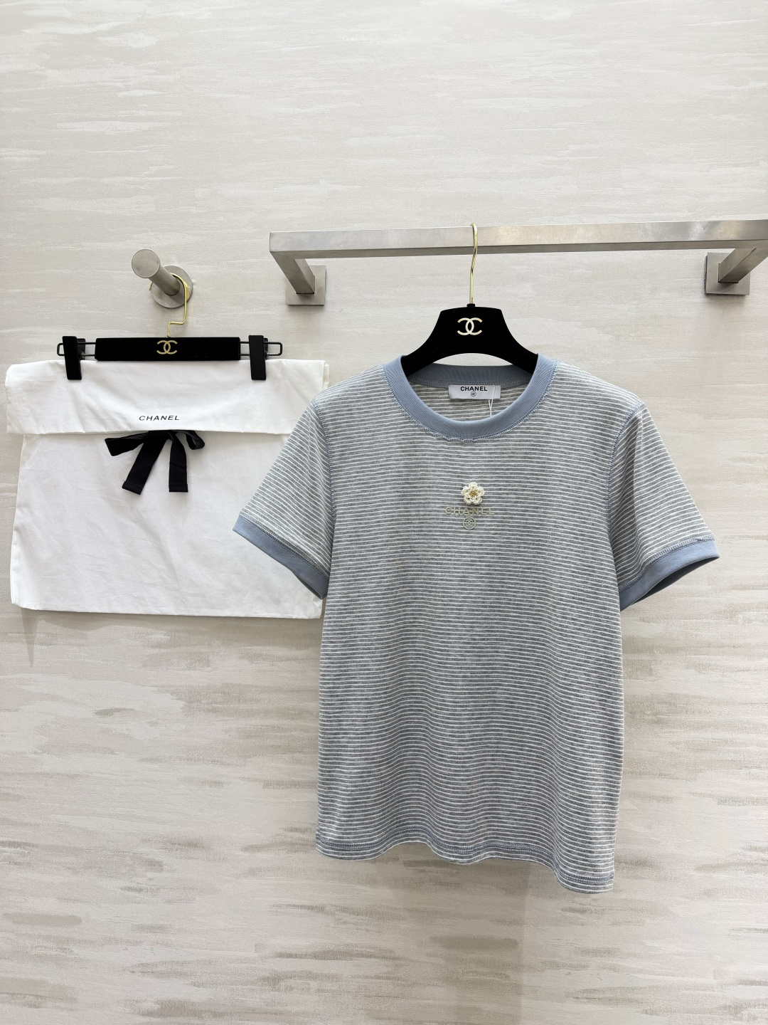 #Chane♡²⁶ss山茶花条纹T恤 衣柜里的百搭神款✨经典细条纹撞色包边 简约又高级 胸口立体山茶花 