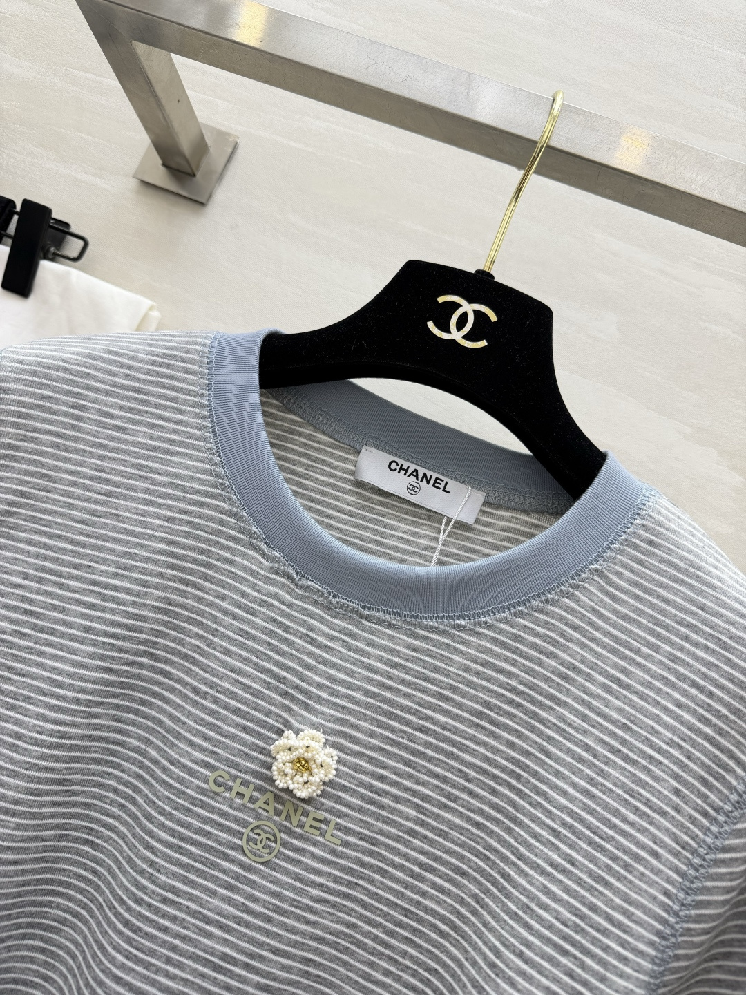 #Chane♡²⁶ss山茶花条纹T恤 衣柜里的百搭神款✨经典细条纹撞色包边 简约又高级 胸口立体山茶花 