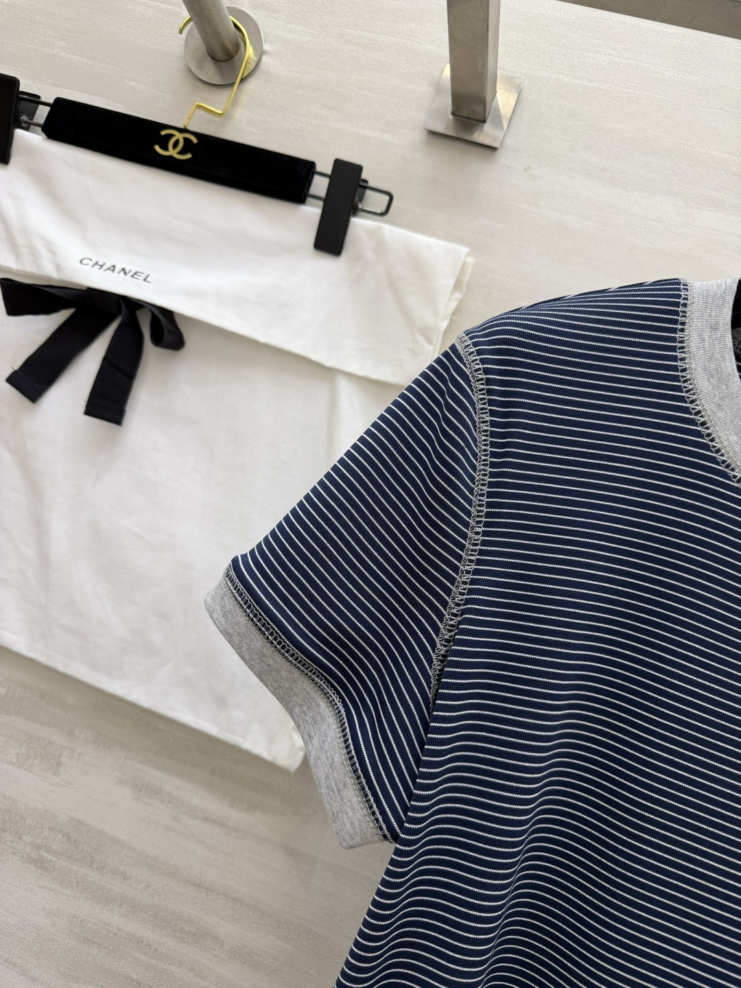 #Chane♡²⁶ss山茶花条纹T恤 衣柜里的百搭神款✨经典细条纹撞色包边 简约又高级 胸口立体山茶花 
