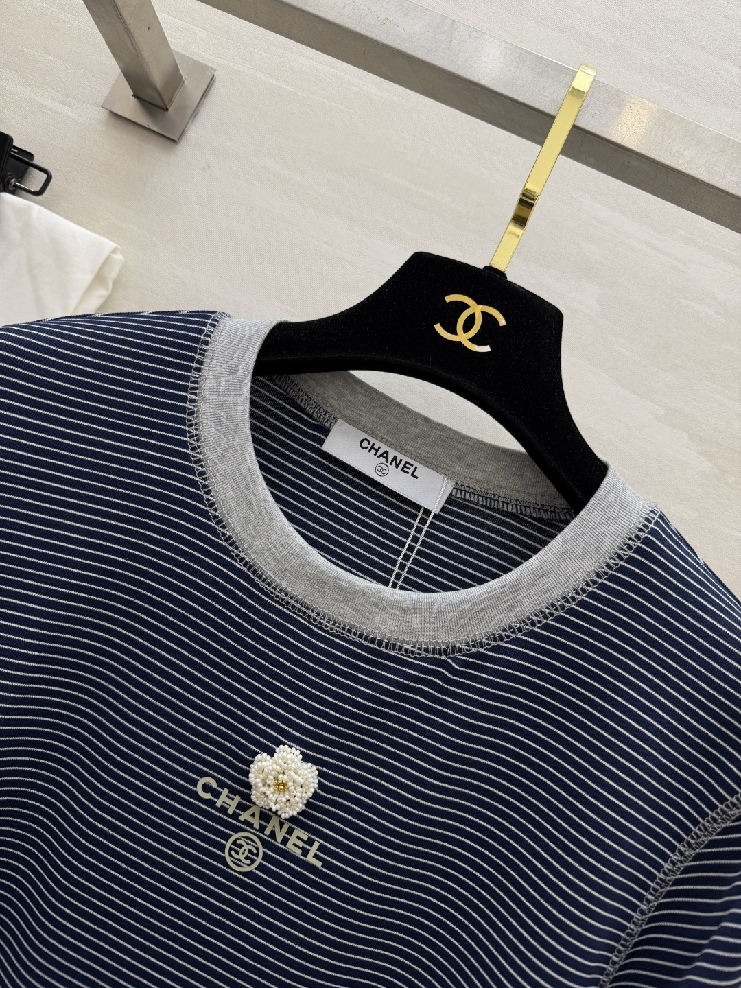 #Chane♡²⁶ss山茶花条纹T恤 衣柜里的百搭神款✨经典细条纹撞色包边 简约又高级 胸口立体山茶花 