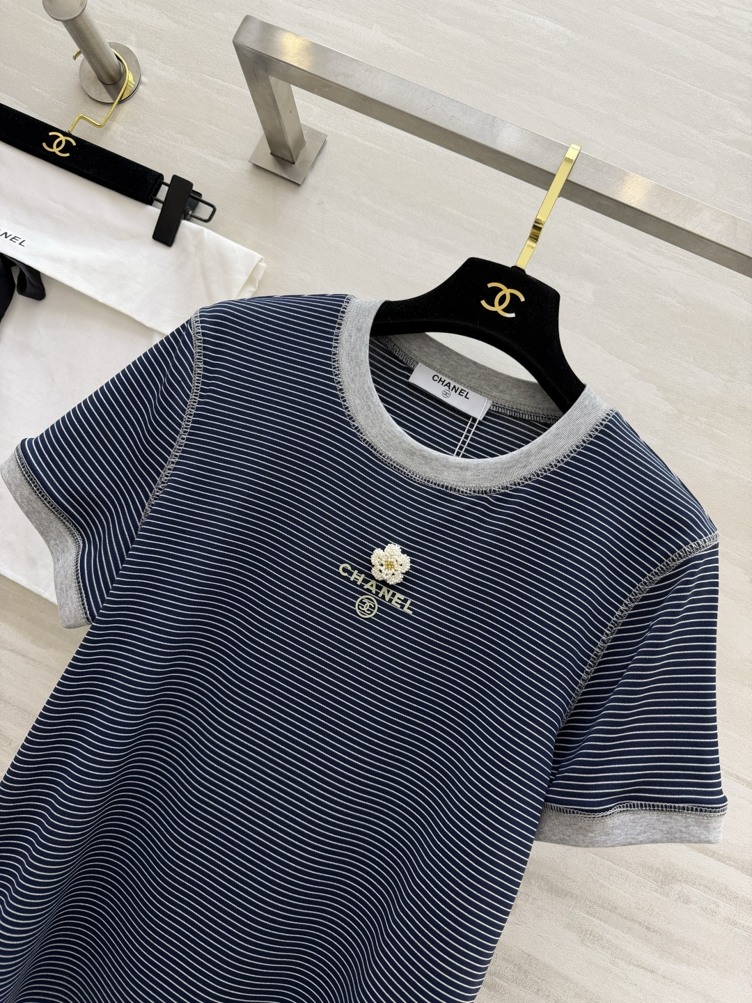 #Chane♡²⁶ss山茶花条纹T恤 衣柜里的百搭神款✨经典细条纹撞色包边 简约又高级 胸口立体山茶花 