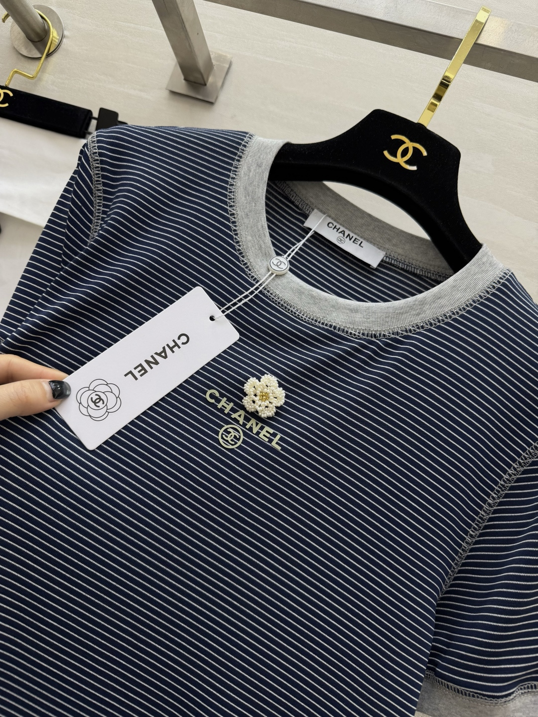 #Chane♡²⁶ss山茶花条纹T恤 衣柜里的百搭神款✨经典细条纹撞色包边 简约又高级 胸口立体山茶花 