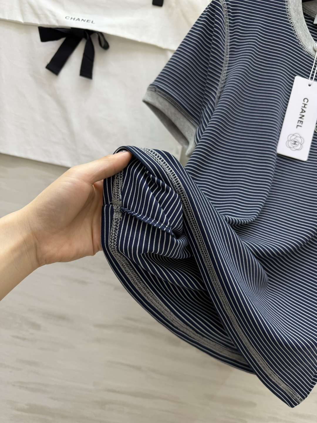 #Chane♡²⁶ss山茶花条纹T恤 衣柜里的百搭神款✨经典细条纹撞色包边 简约又高级 胸口立体山茶花 