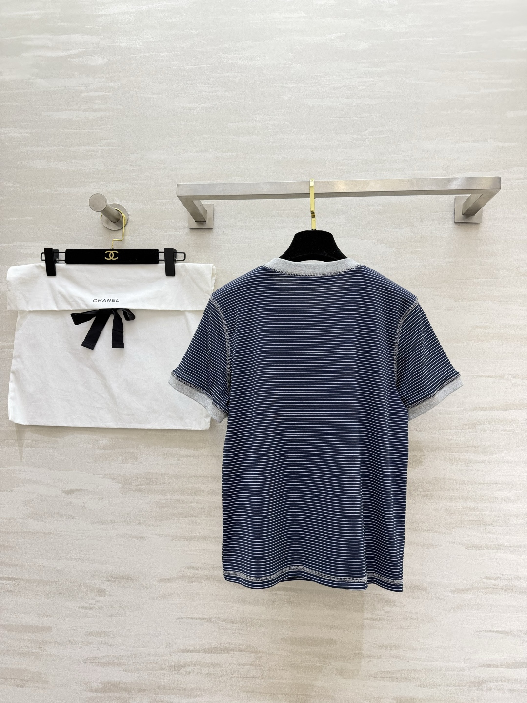 #Chane♡²⁶ss山茶花条纹T恤 衣柜里的百搭神款✨经典细条纹撞色包边 简约又高级 胸口立体山茶花 