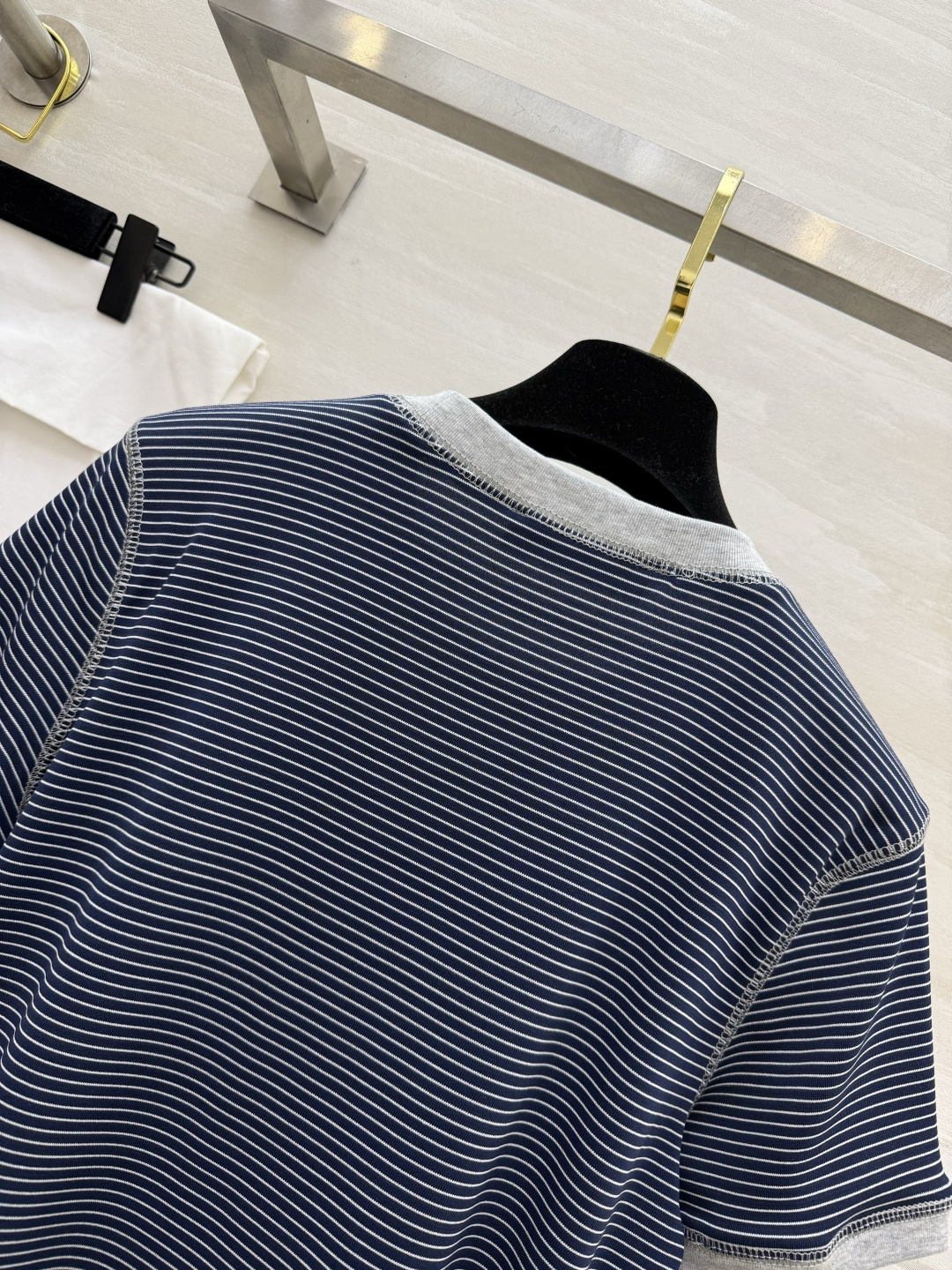 #Chane♡²⁶ss山茶花条纹T恤 衣柜里的百搭神款✨经典细条纹撞色包边 简约又高级 胸口立体山茶花 