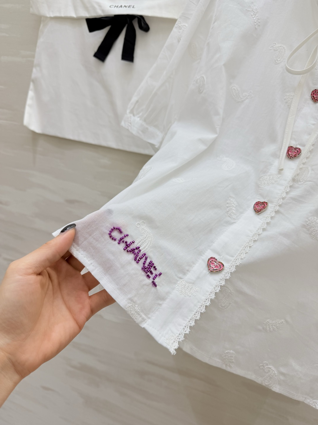 #Chane♡²⁶爱心扣白衬衫 把温柔与浪漫焊在身上✨奶白色纯棉面料自带通透感 满幅腰果花刺绣 细节里藏