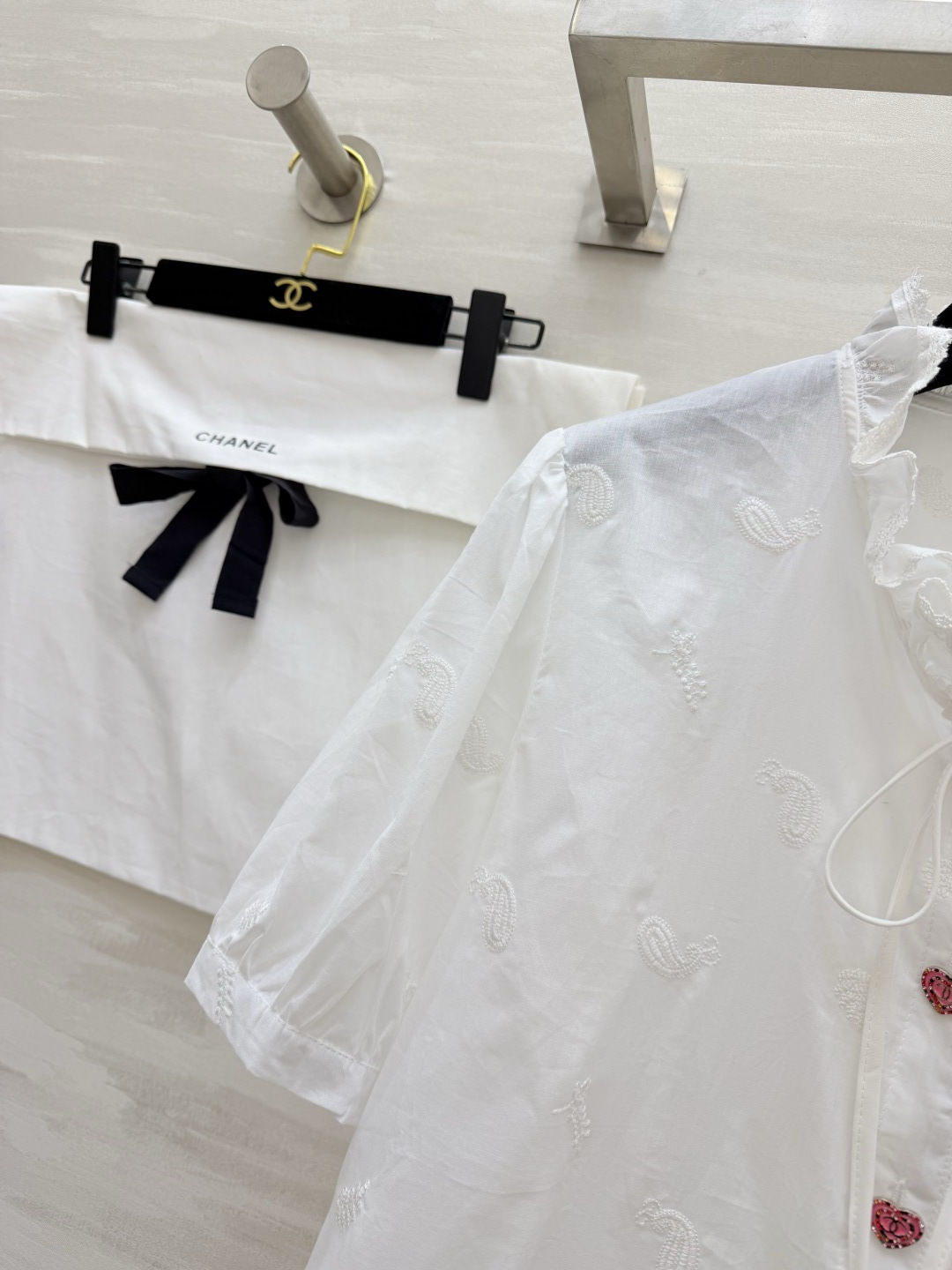 #Chane♡²⁶爱心扣白衬衫 把温柔与浪漫焊在身上✨奶白色纯棉面料自带通透感 满幅腰果花刺绣 细节里藏