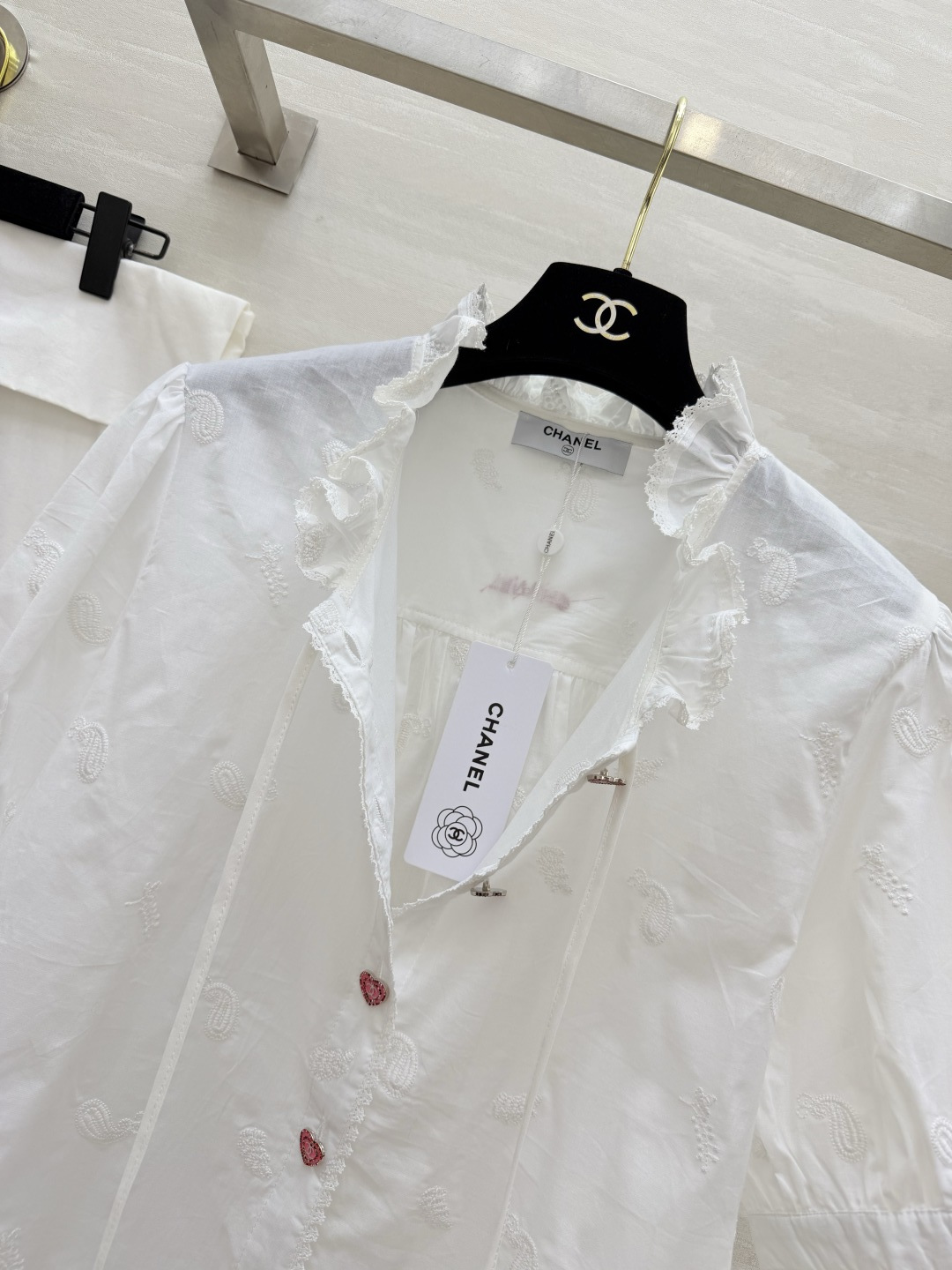 #Chane♡²⁶爱心扣白衬衫 把温柔与浪漫焊在身上✨奶白色纯棉面料自带通透感 满幅腰果花刺绣 细节里藏