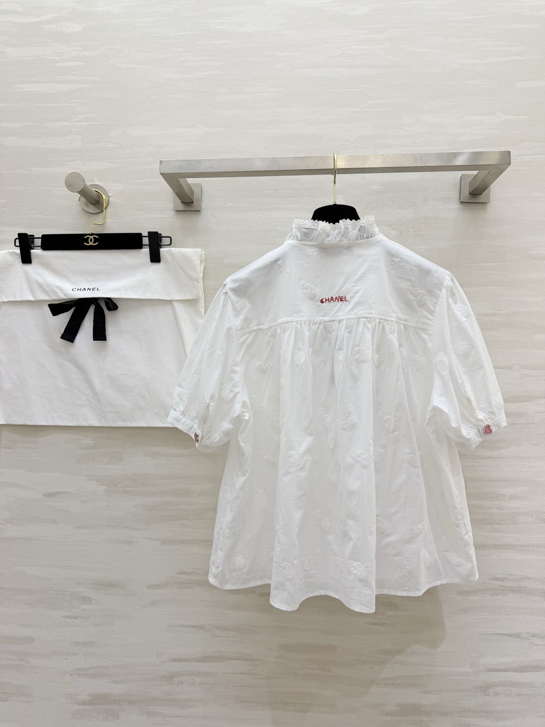 #Chane♡²⁶爱心扣白衬衫 把温柔与浪漫焊在身上✨奶白色纯棉面料自带通透感 满幅腰果花刺绣 细节里藏