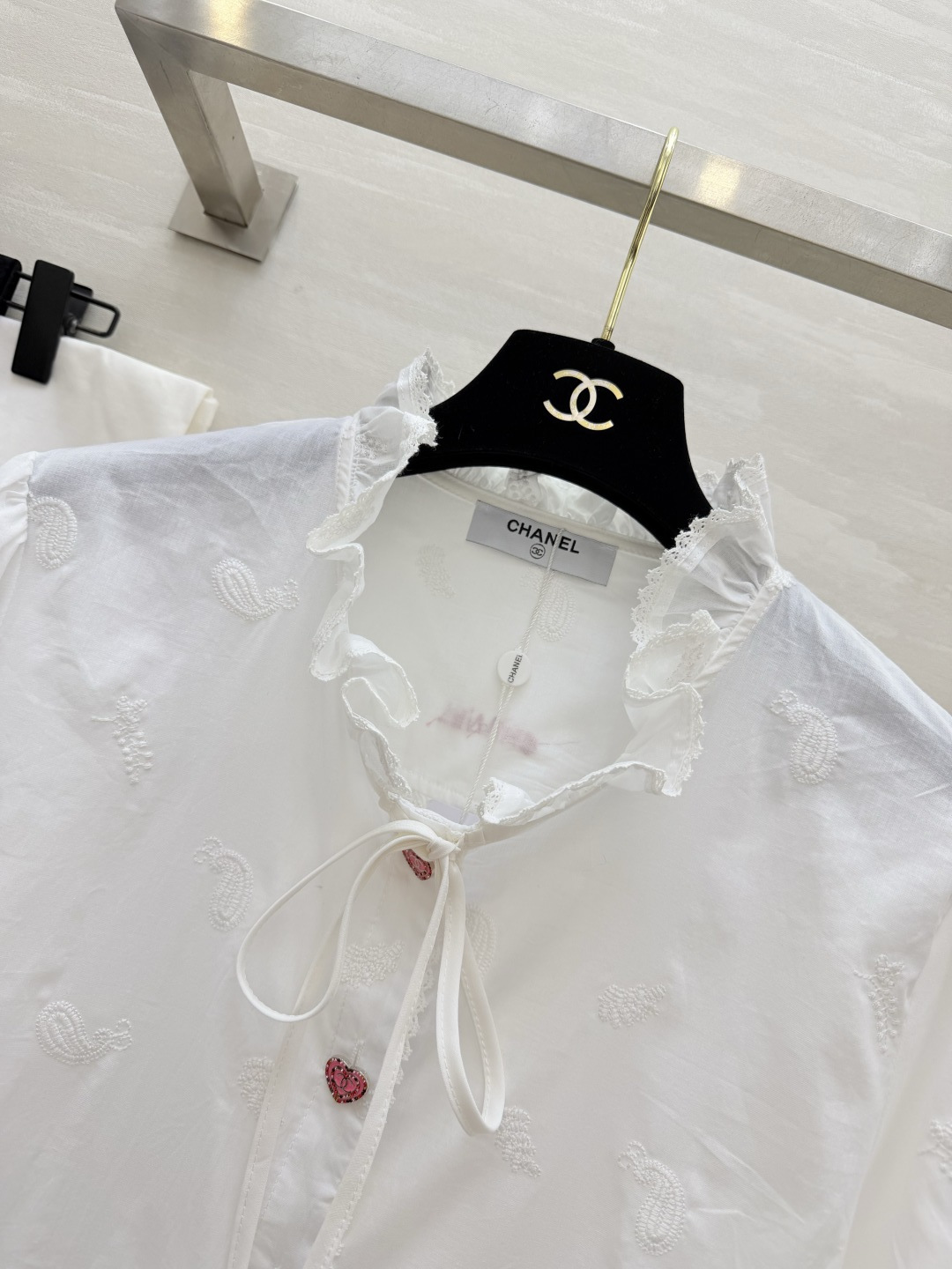 #Chane♡²⁶爱心扣白衬衫 把温柔与浪漫焊在身上✨奶白色纯棉面料自带通透感 满幅腰果花刺绣 细节里藏