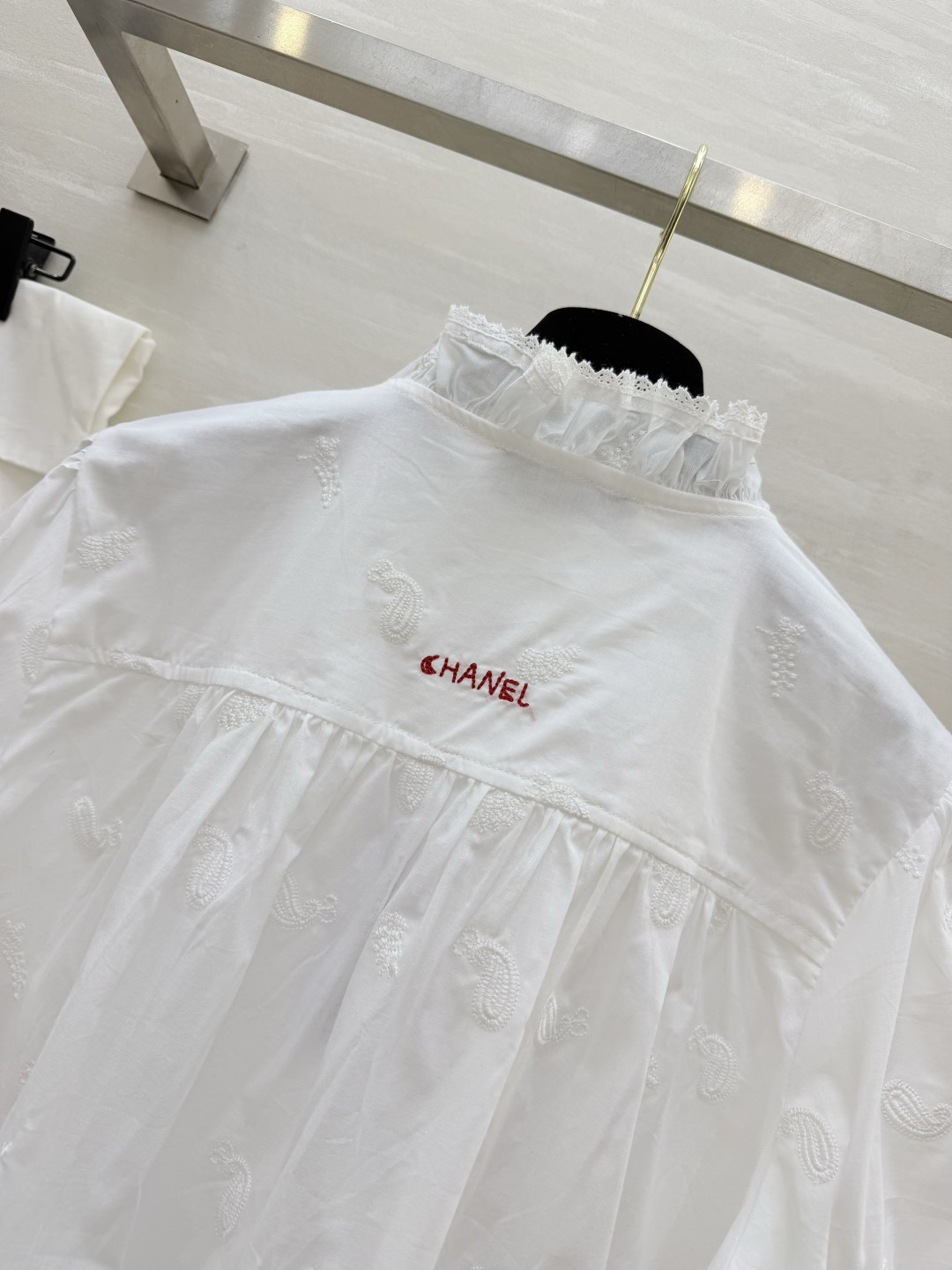 #Chane♡²⁶爱心扣白衬衫 把温柔与浪漫焊在身上✨奶白色纯棉面料自带通透感 满幅腰果花刺绣 细节里藏