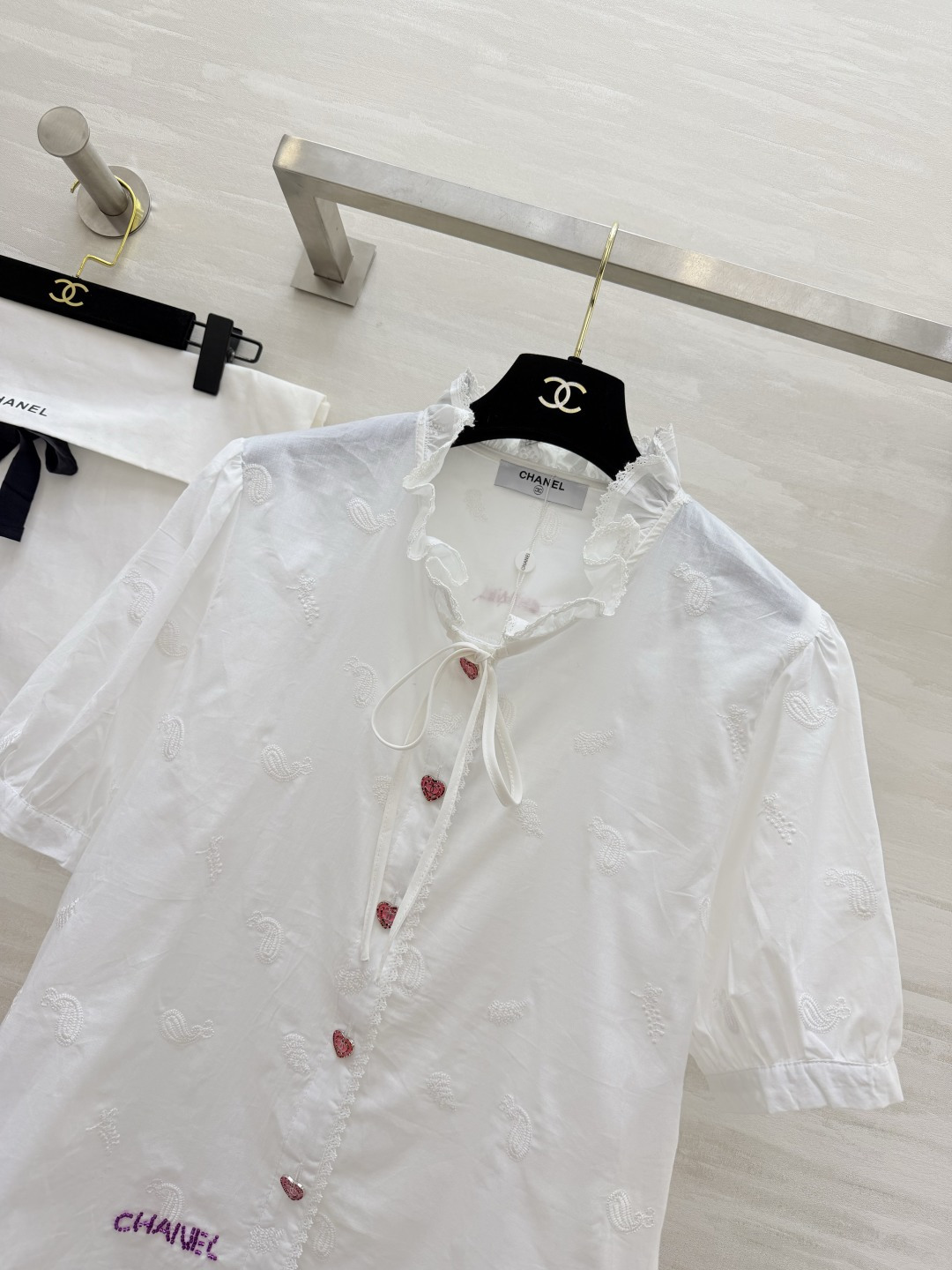 #Chane♡²⁶爱心扣白衬衫 把温柔与浪漫焊在身上✨奶白色纯棉面料自带通透感 满幅腰果花刺绣 细节里藏