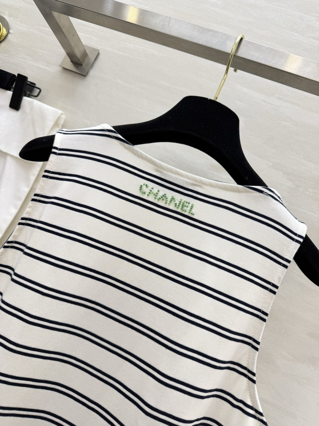 #Chane♡²⁶ss条纹刺绣背心 夏日法式松弛感天花板✨经典黑白条纹自带复古氛围感 绿色logo字母刺