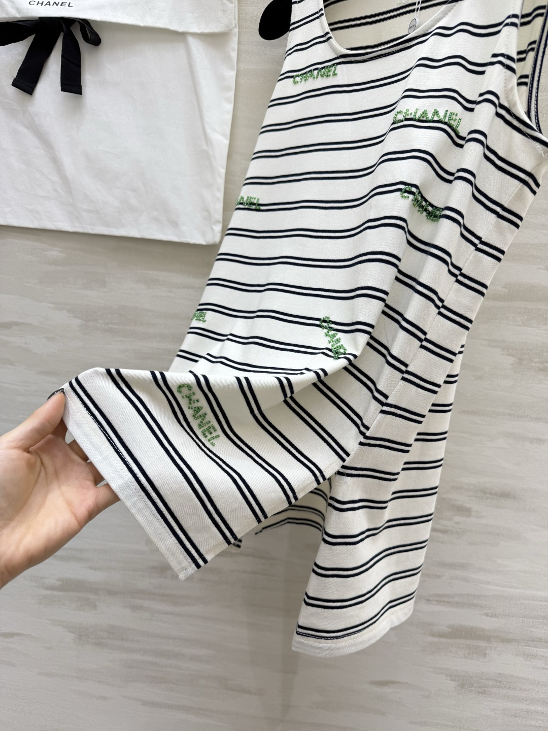 #Chane♡²⁶ss条纹刺绣背心 夏日法式松弛感天花板✨经典黑白条纹自带复古氛围感 绿色logo字母刺