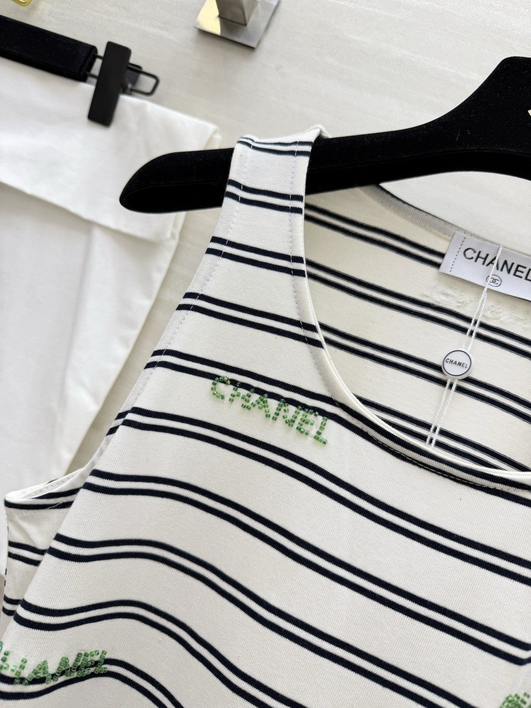 #Chane♡²⁶ss条纹刺绣背心 夏日法式松弛感天花板✨经典黑白条纹自带复古氛围感 绿色logo字母刺