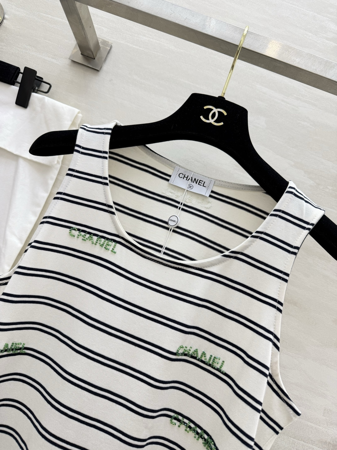 #Chane♡²⁶ss条纹刺绣背心 夏日法式松弛感天花板✨经典黑白条纹自带复古氛围感 绿色logo字母刺