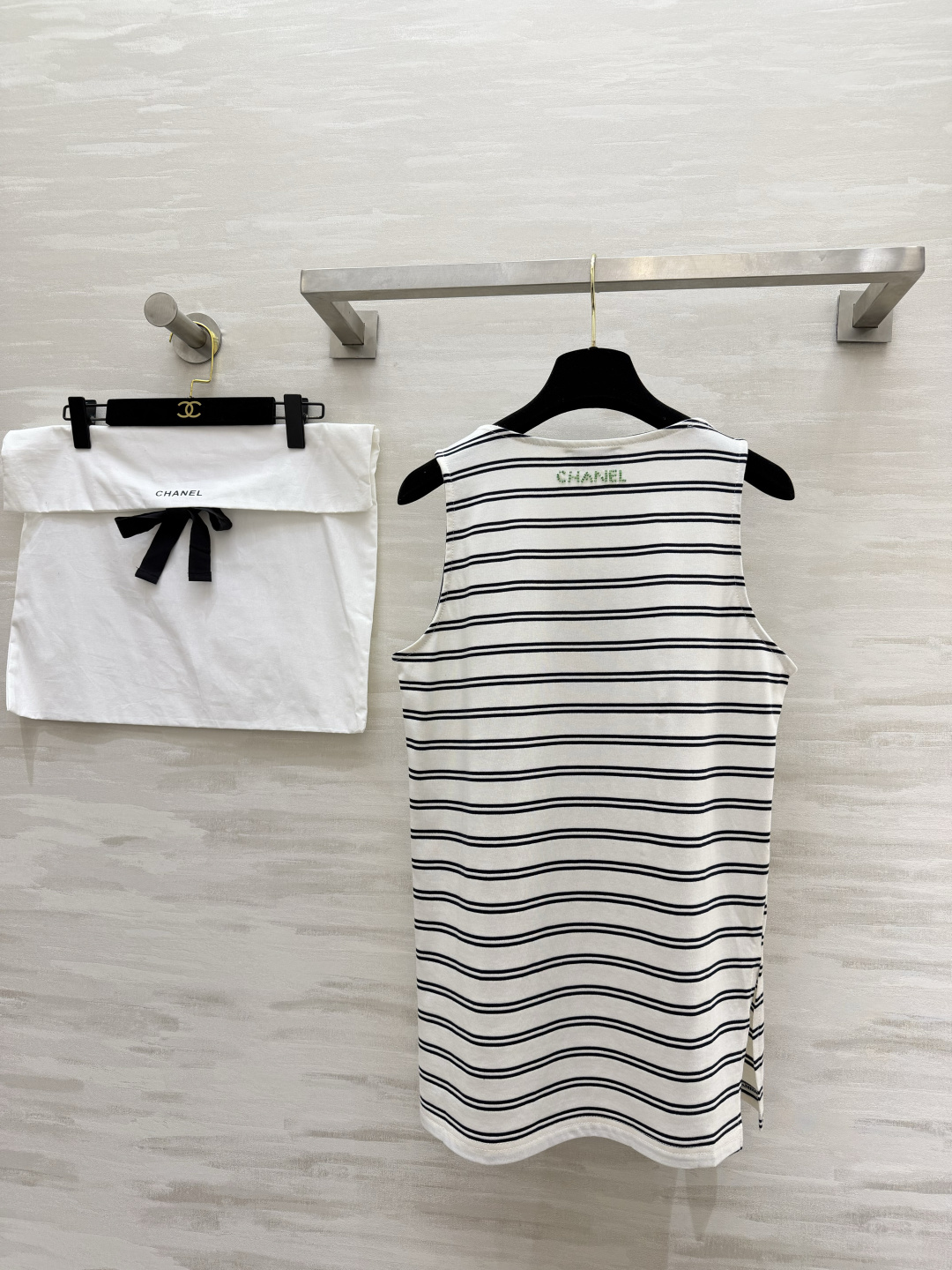 #Chane♡²⁶ss条纹刺绣背心 夏日法式松弛感天花板✨经典黑白条纹自带复古氛围感 绿色logo字母刺