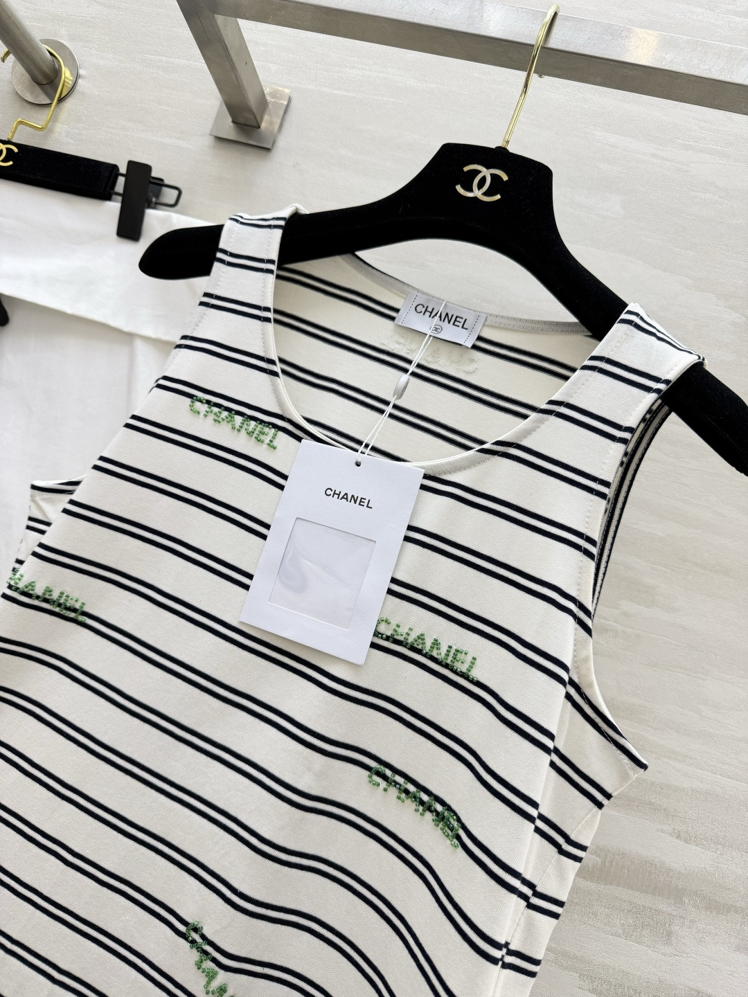 #Chane♡²⁶ss条纹刺绣背心 夏日法式松弛感天花板✨经典黑白条纹自带复古氛围感 绿色logo字母刺