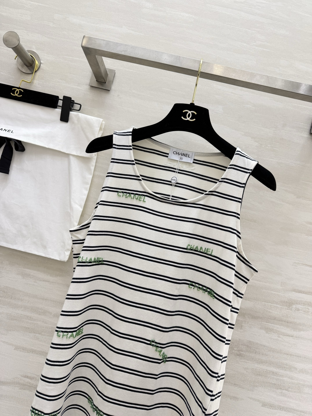#Chane♡²⁶ss条纹刺绣背心 夏日法式松弛感天花板✨经典黑白条纹自带复古氛围感 绿色logo字母刺