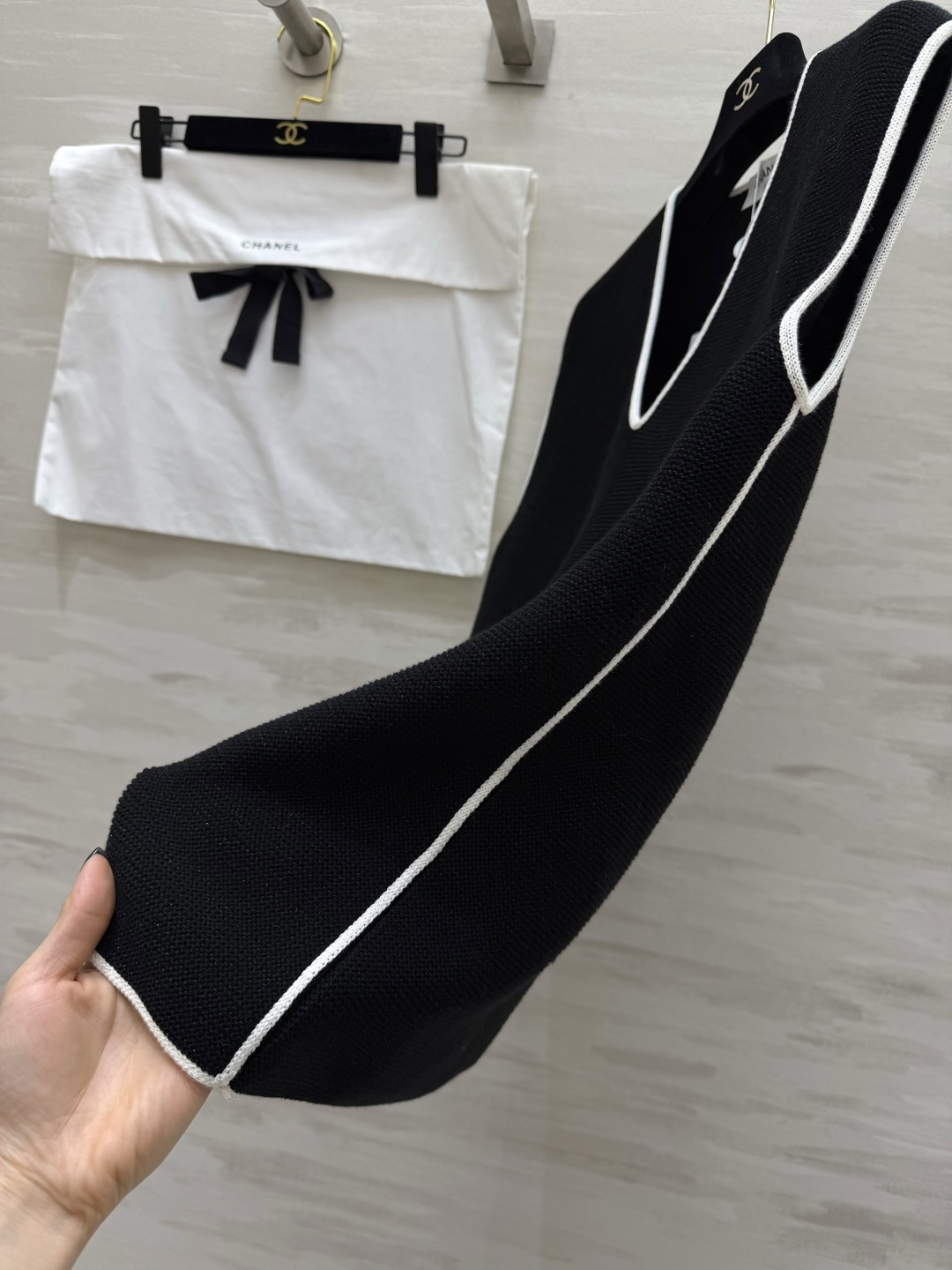 #Chane♡²⁶P V领针织马甲 永不过时的法式高级感✨经典黑白撞色 V领设计修饰肩颈线条 轻松穿出直