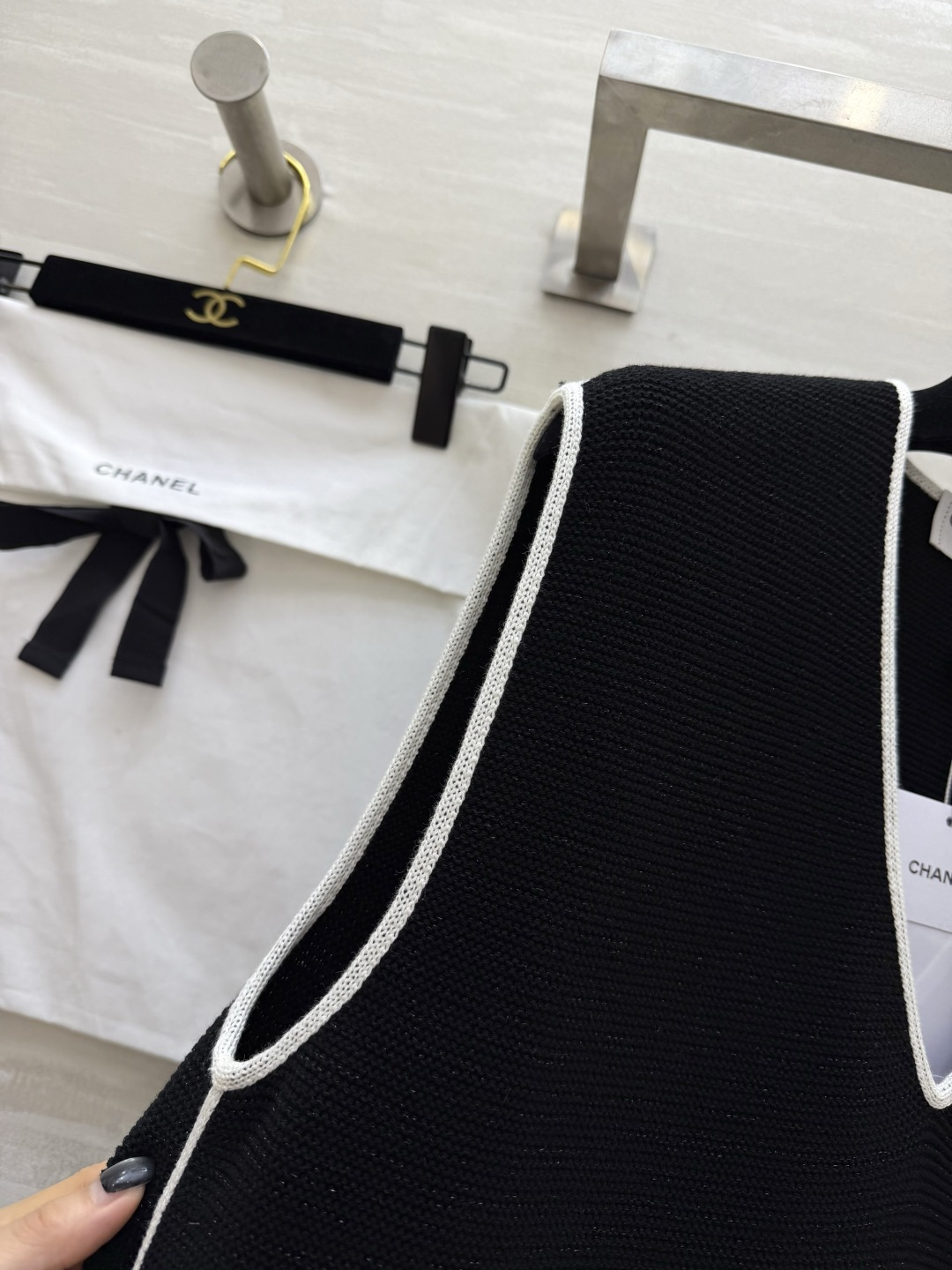 #Chane♡²⁶P V领针织马甲 永不过时的法式高级感✨经典黑白撞色 V领设计修饰肩颈线条 轻松穿出直