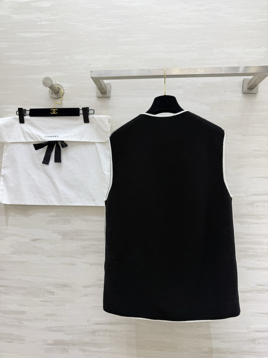 #Chane♡²⁶P V领针织马甲 永不过时的法式高级感✨经典黑白撞色 V领设计修饰肩颈线条 轻松穿出直