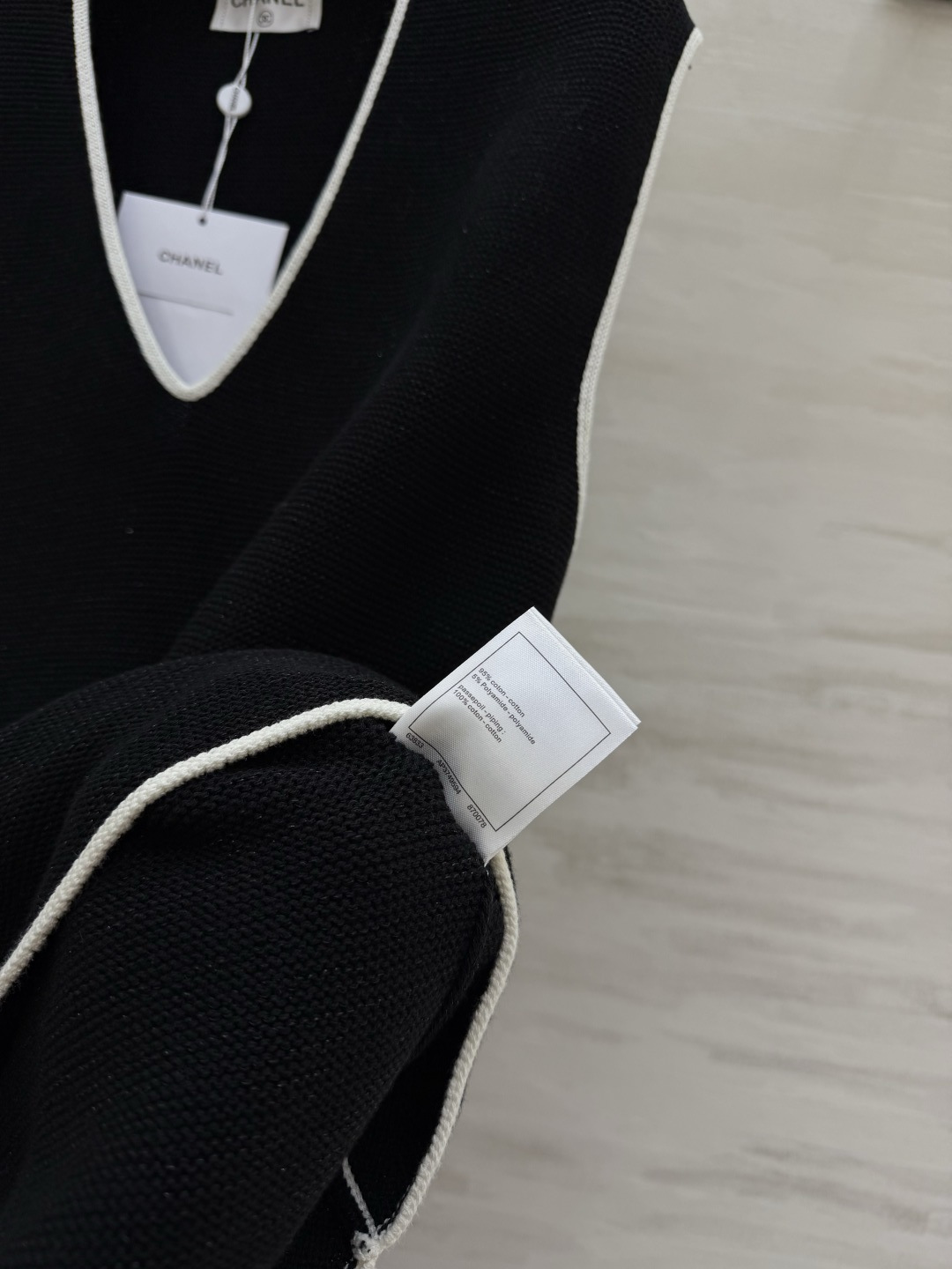 #Chane♡²⁶P V领针织马甲 永不过时的法式高级感✨经典黑白撞色 V领设计修饰肩颈线条 轻松穿出直