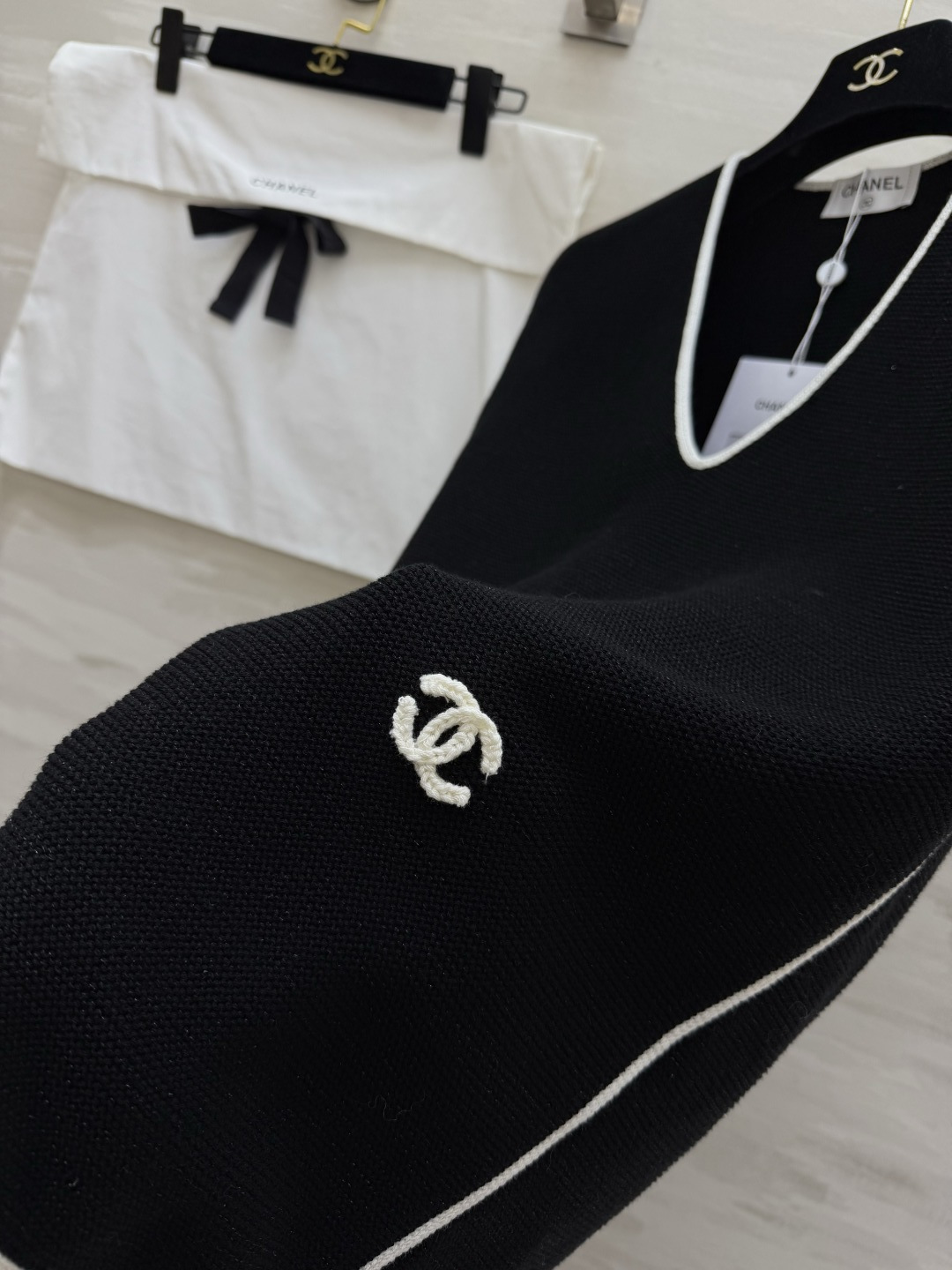 #Chane♡²⁶P V领针织马甲 永不过时的法式高级感✨经典黑白撞色 V领设计修饰肩颈线条 轻松穿出直