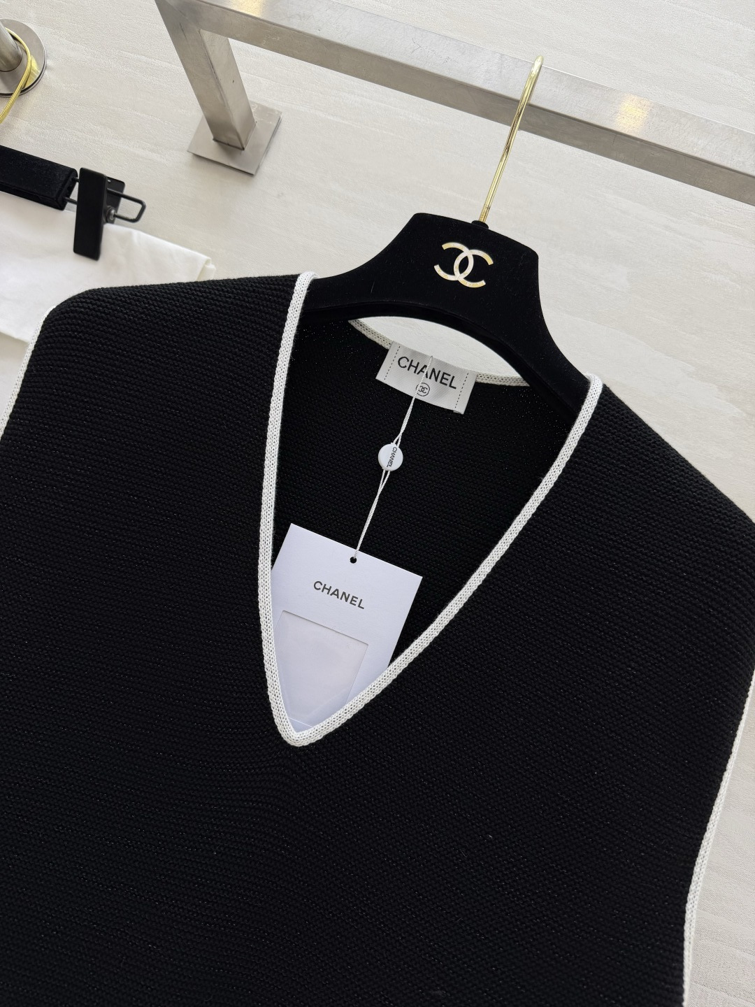 #Chane♡²⁶P V领针织马甲 永不过时的法式高级感✨经典黑白撞色 V领设计修饰肩颈线条 轻松穿出直