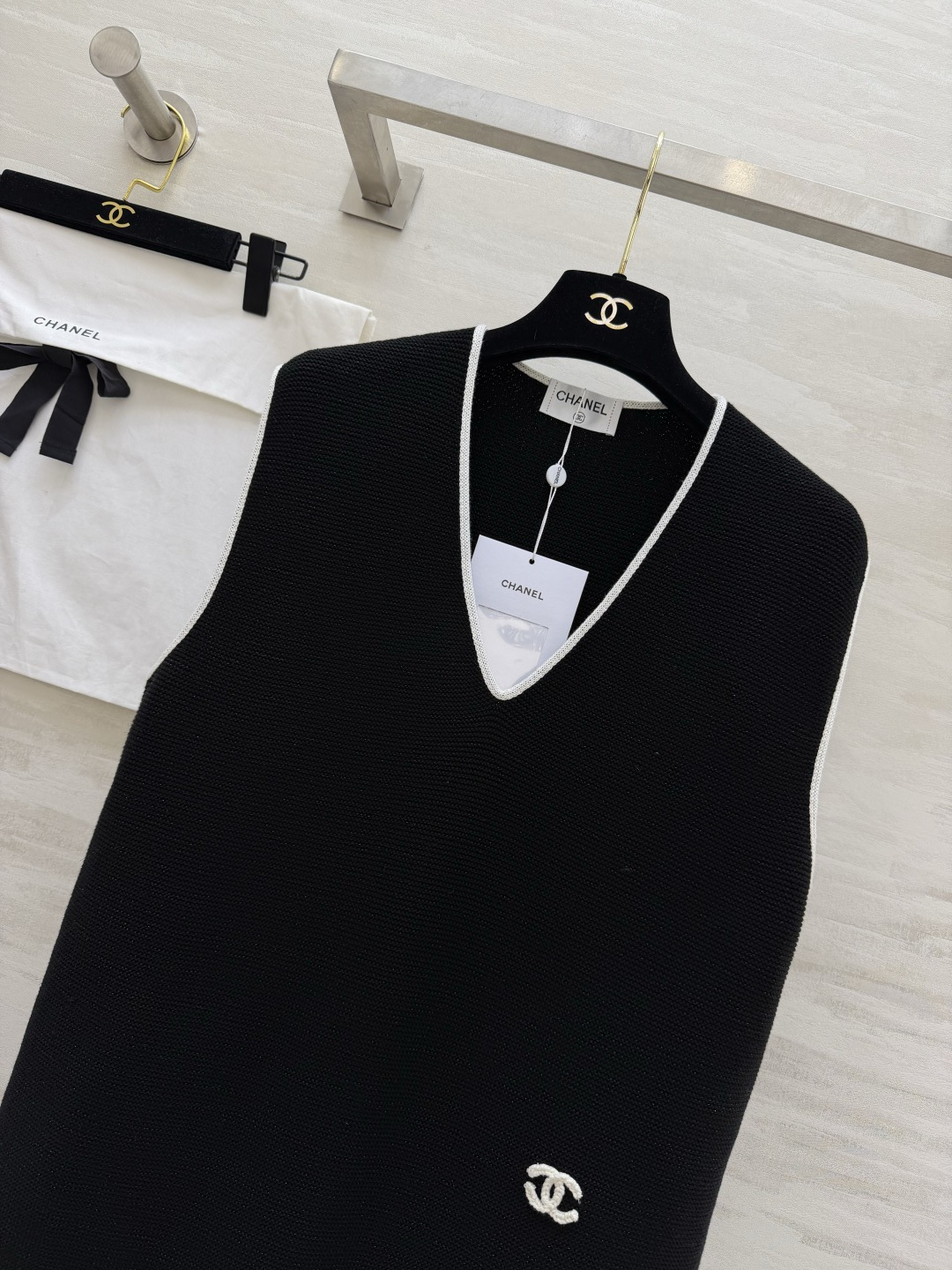 #Chane♡²⁶P V领针织马甲 永不过时的法式高级感✨经典黑白撞色 V领设计修饰肩颈线条 轻松穿出直