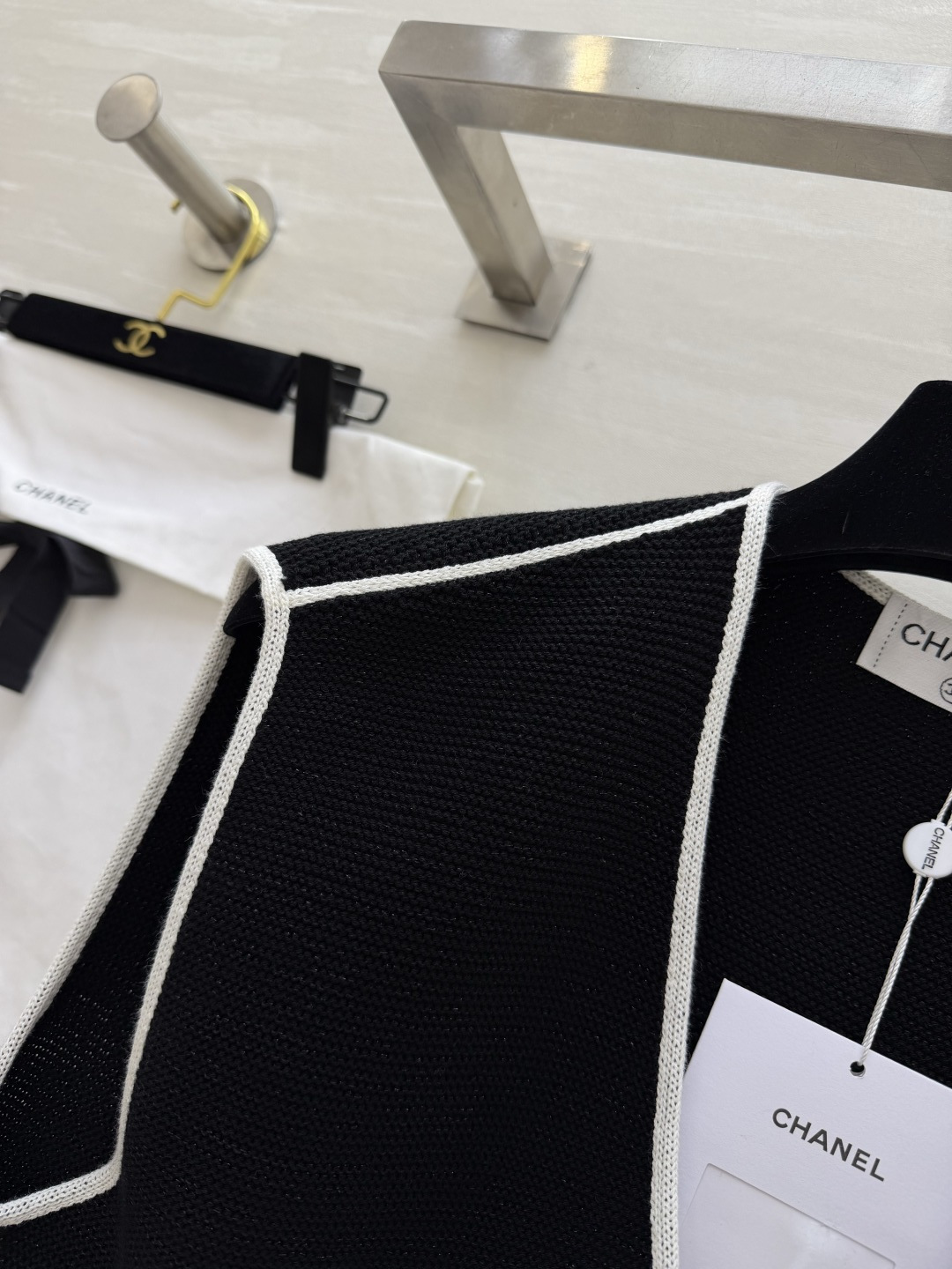 #Chane♡²⁶P V领针织马甲 永不过时的法式高级感✨经典黑白撞色 V领设计修饰肩颈线条 轻松穿出直