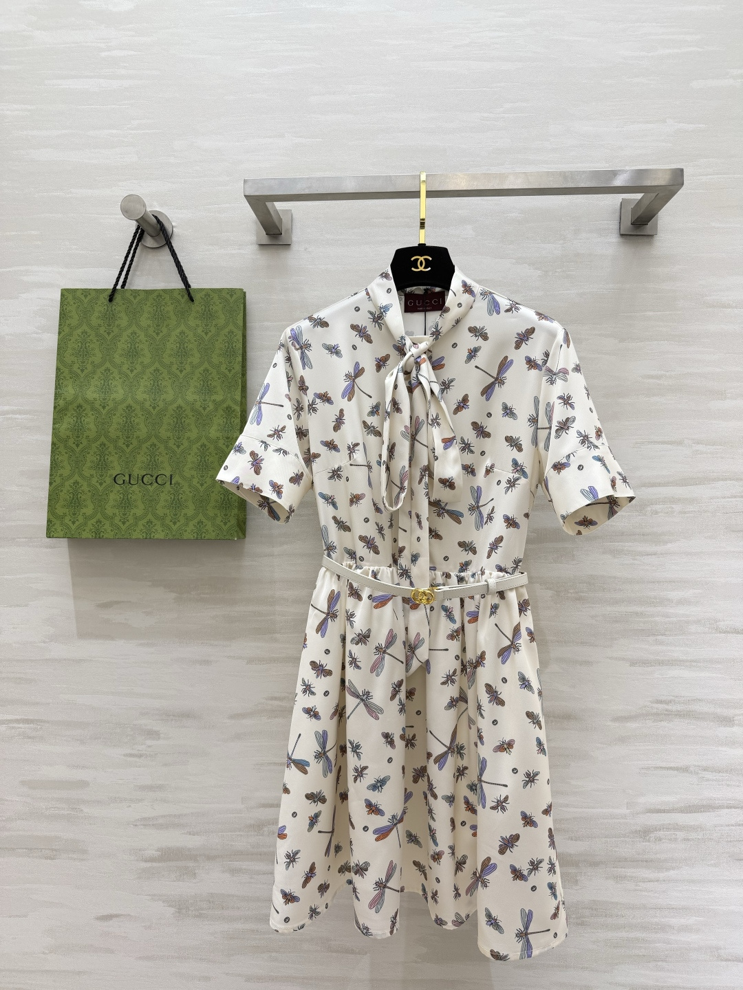 NO:804254,#GuccssDragonfly print dress Wear French romance on the body with a milky white base. The smart dragonfly is printed all over and has a retro and high-end feel. The neck ribbon is designed to be tied into a bow to show your temperament. The waist belt outlines the waistline. The A-line large skirt hides the flesh and looks slim. The upper body makes a noble lady look at the same time. High-quality customization. Available in stock first size S/M/L (S size bust 94, skirt length 84),, gucci, skirts,19860909#Guccss蜻蜓印花连衣裙 把法式浪漫穿在身上奶白色底 灵动蜻蜓满印 自带复古高级感 领口飘带设计系成蝴蝶结超显气质 收腰腰带勾勒腰线 A字大裙摆藏肉又显瘦 上身就是贵气大小姐既视感 高品质定制 现货首发sizeS/M/L（s码胸围94,裙长84）,,gucci,skirts,,Women's clothing