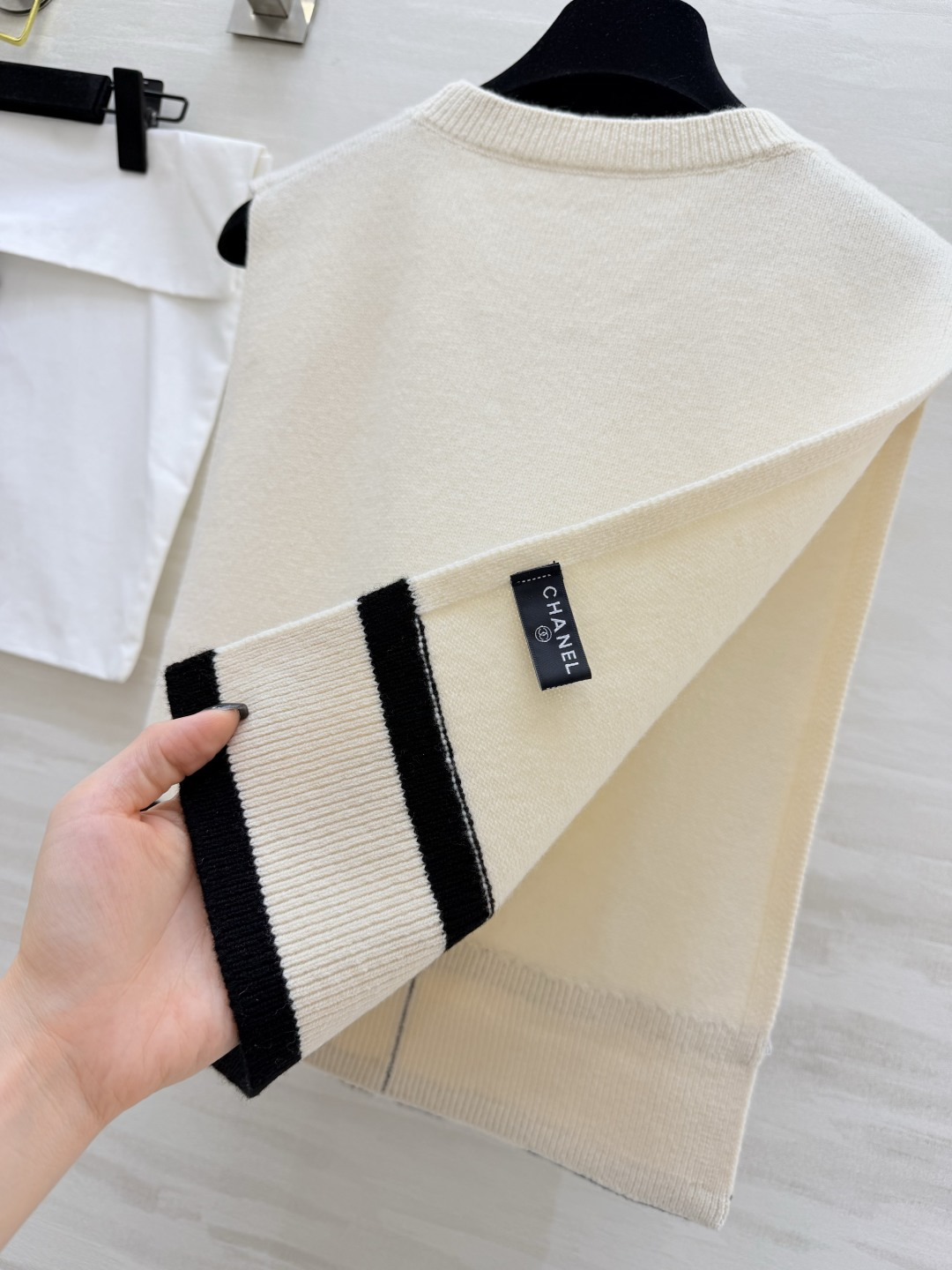 #Chane♡²⁶🧶高级感羊绒针织马甲 通勤穿搭的万能神器 极简风针织马甲真的是衣柜里的百搭王者✨奶白/
