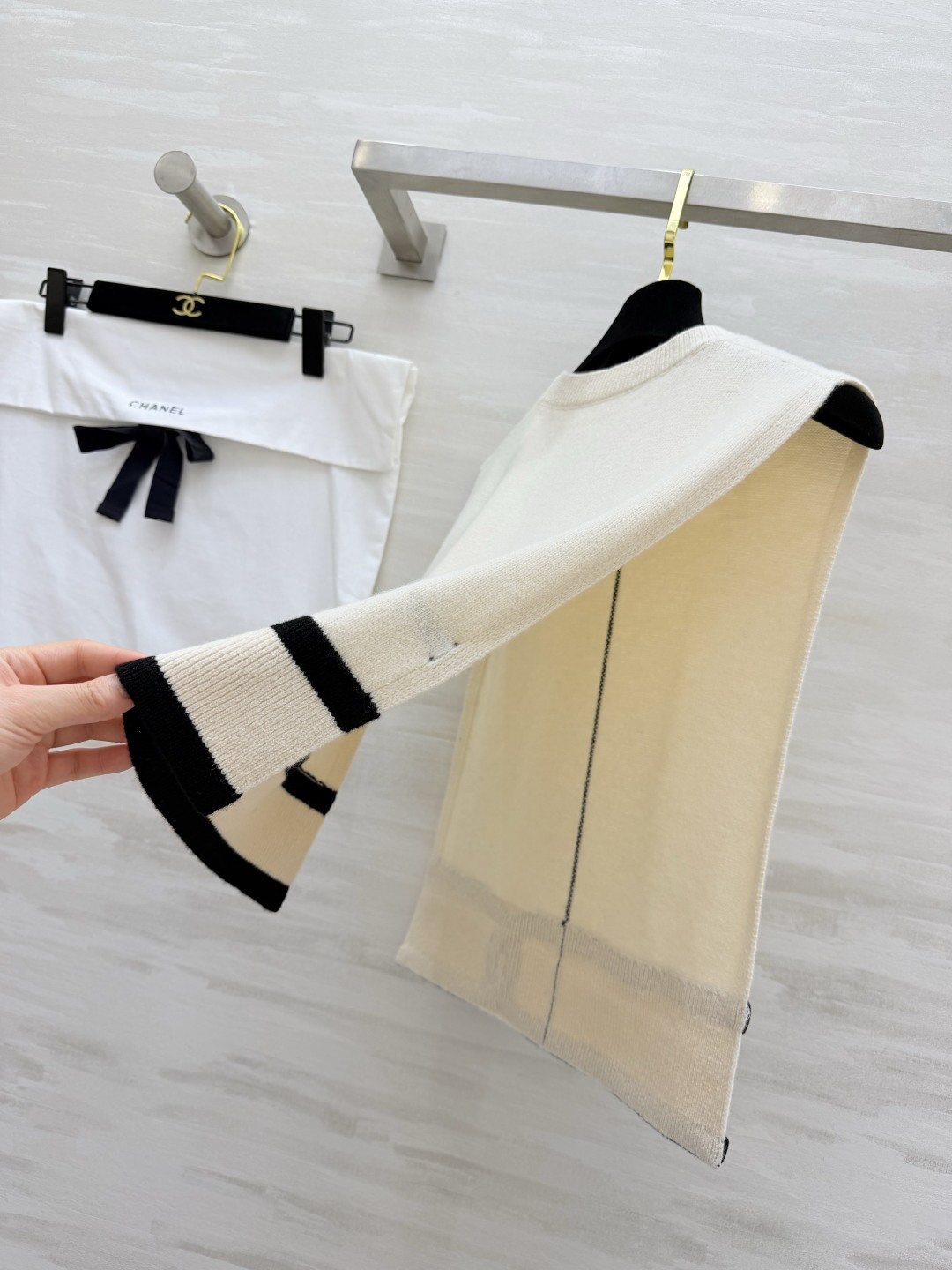 #Chane♡²⁶🧶高级感羊绒针织马甲 通勤穿搭的万能神器 极简风针织马甲真的是衣柜里的百搭王者✨奶白/