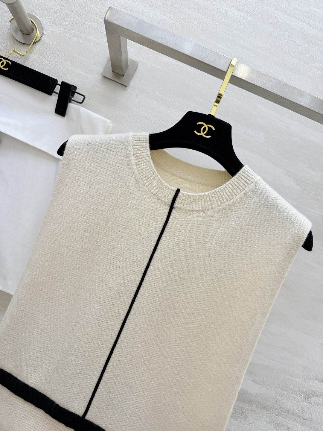 #Chane♡²⁶🧶高级感羊绒针织马甲 通勤穿搭的万能神器 极简风针织马甲真的是衣柜里的百搭王者✨奶白/