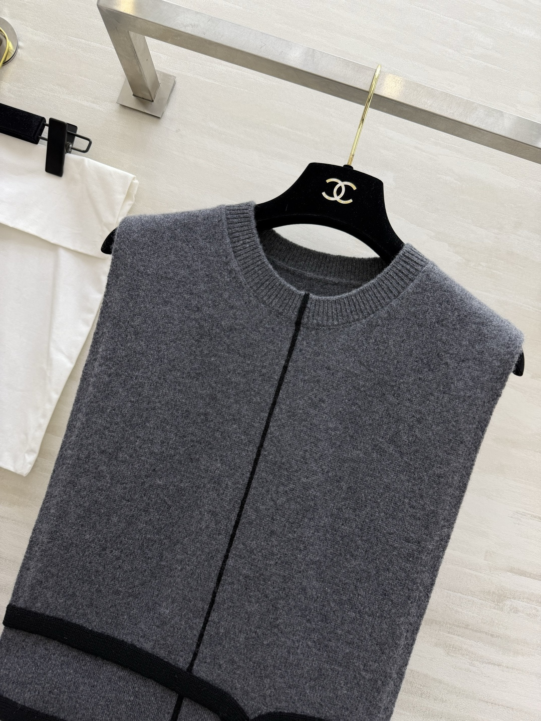 #Chane♡²⁶🧶高级感羊绒针织马甲 通勤穿搭的万能神器 极简风针织马甲真的是衣柜里的百搭王者✨奶白/