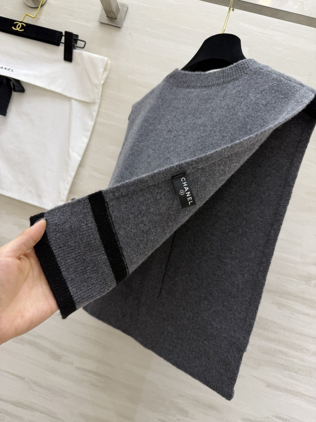 #Chane♡²⁶🧶高级感羊绒针织马甲 通勤穿搭的万能神器 极简风针织马甲真的是衣柜里的百搭王者✨奶白/