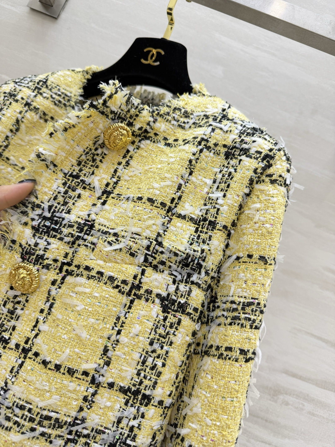 #Balmai♡²⁶黄黑格纹短外套 奶黄格纹把贵气感焊在身上了✨奶fufu的鹅黄底 经典黑格纹 自带温柔