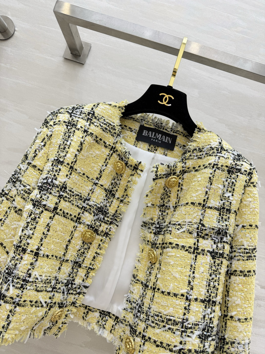 #Balmai♡²⁶黄黑格纹短外套 奶黄格纹把贵气感焊在身上了✨奶fufu的鹅黄底 经典黑格纹 自带温柔