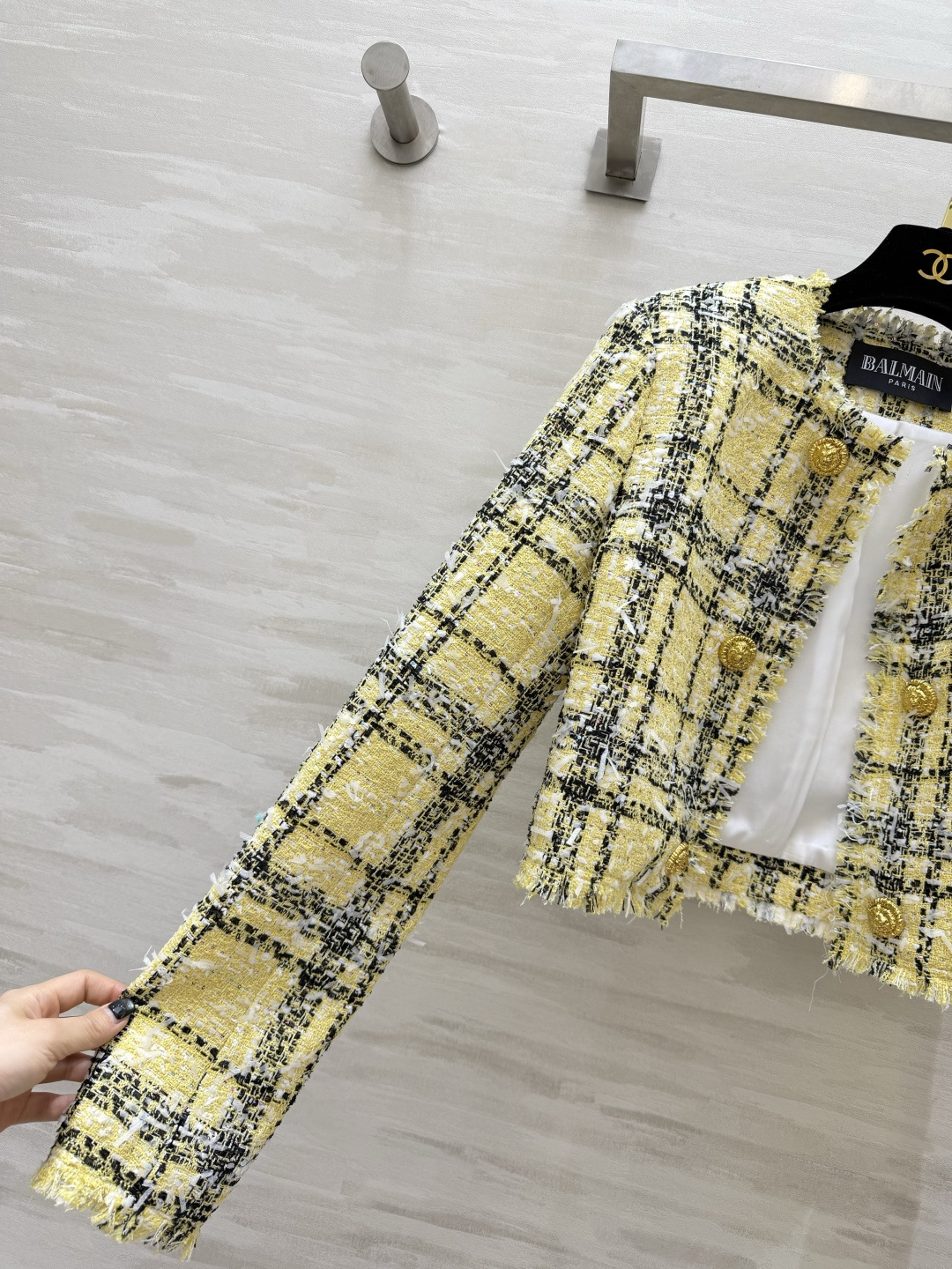 #Balmai♡²⁶黄黑格纹短外套 奶黄格纹把贵气感焊在身上了✨奶fufu的鹅黄底 经典黑格纹 自带温柔