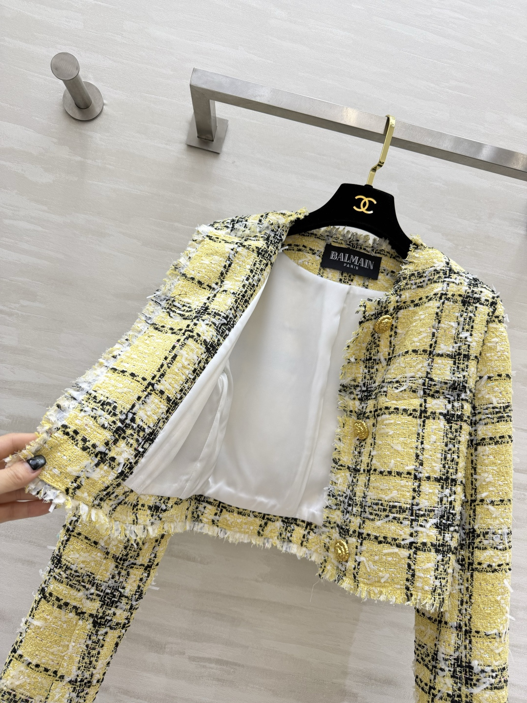 #Balmai♡²⁶黄黑格纹短外套 奶黄格纹把贵气感焊在身上了✨奶fufu的鹅黄底 经典黑格纹 自带温柔