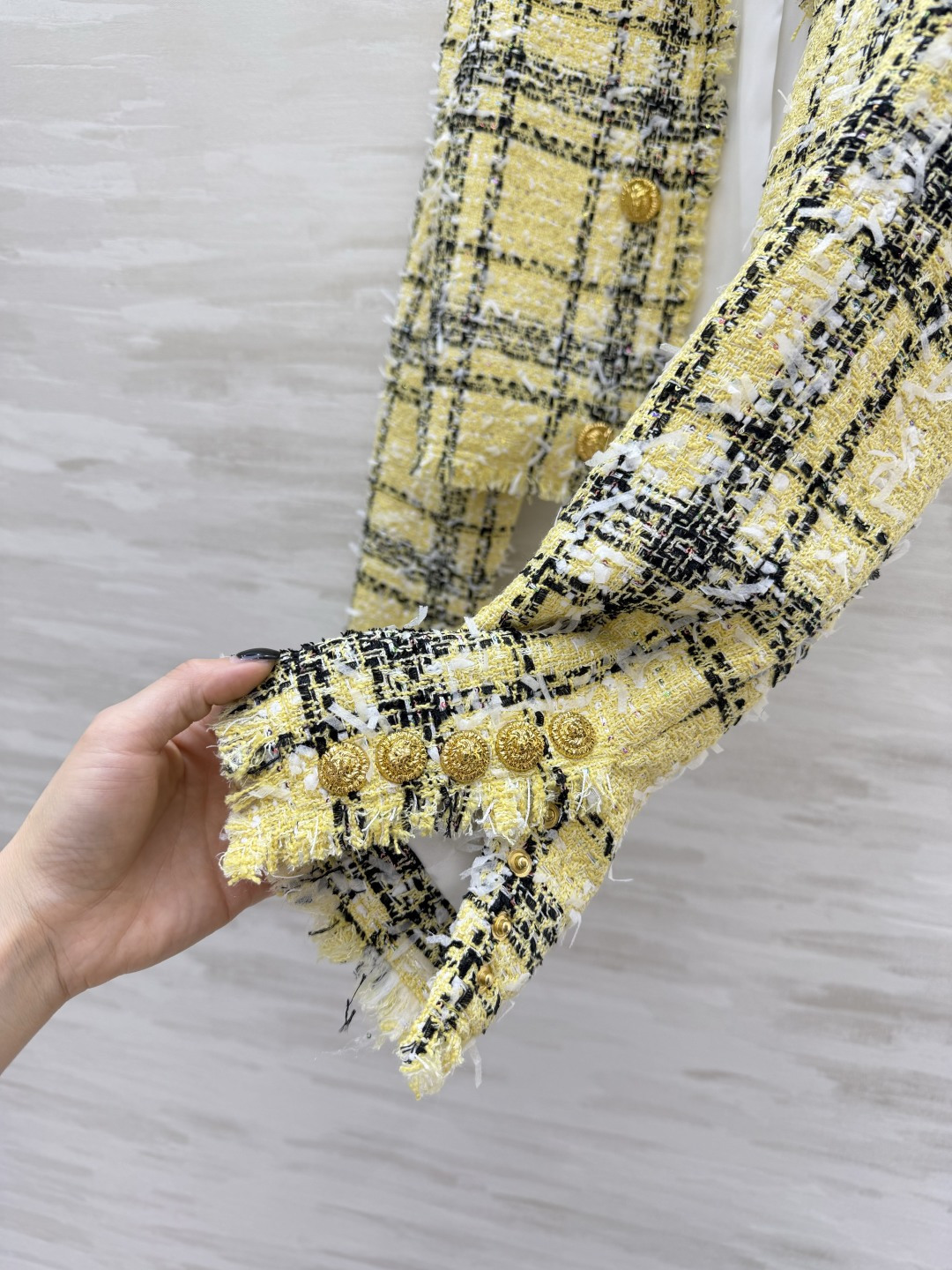 #Balmai♡²⁶黄黑格纹短外套 奶黄格纹把贵气感焊在身上了✨奶fufu的鹅黄底 经典黑格纹 自带温柔